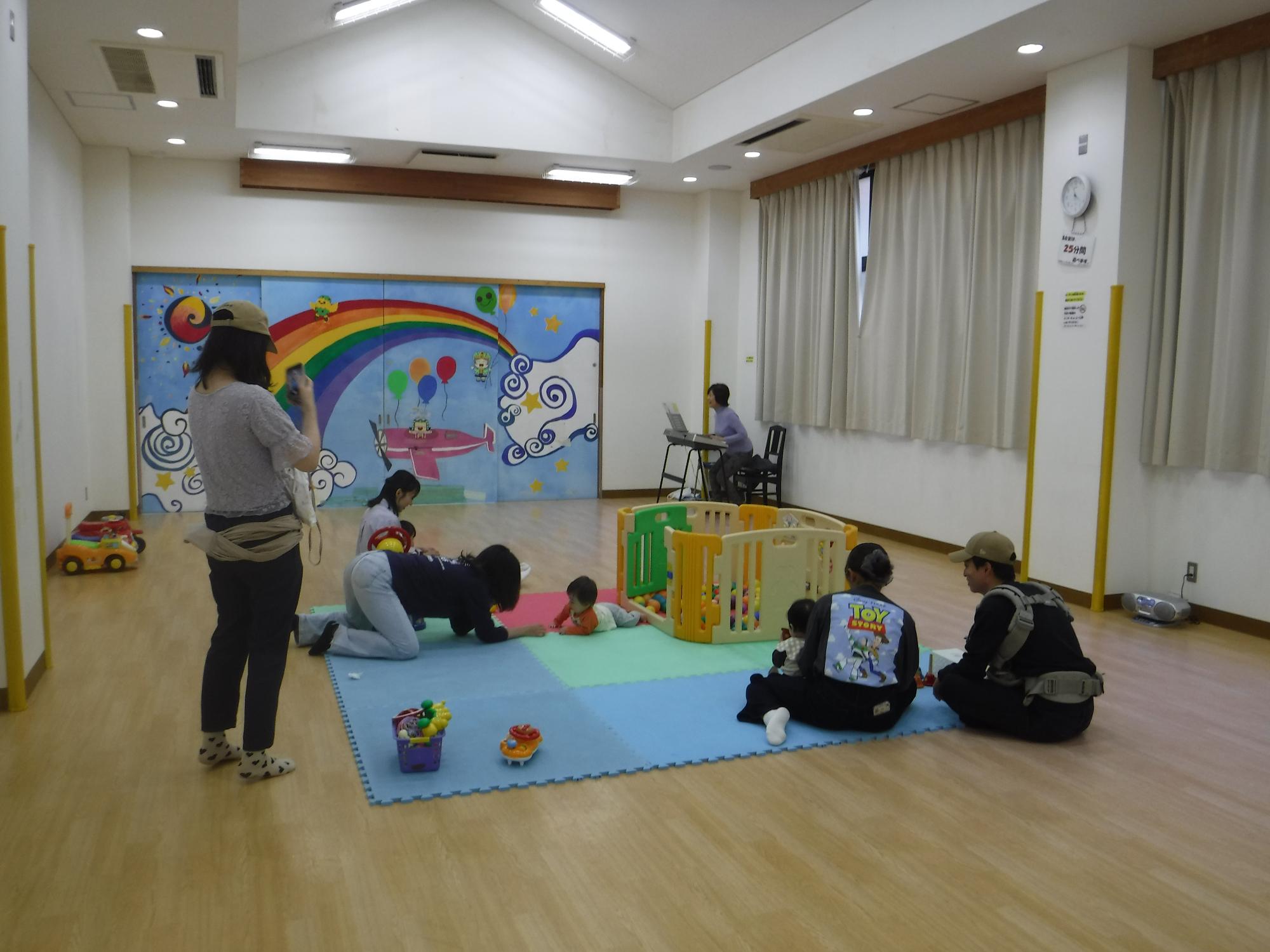 大人と子どもがリトミックをしている写真