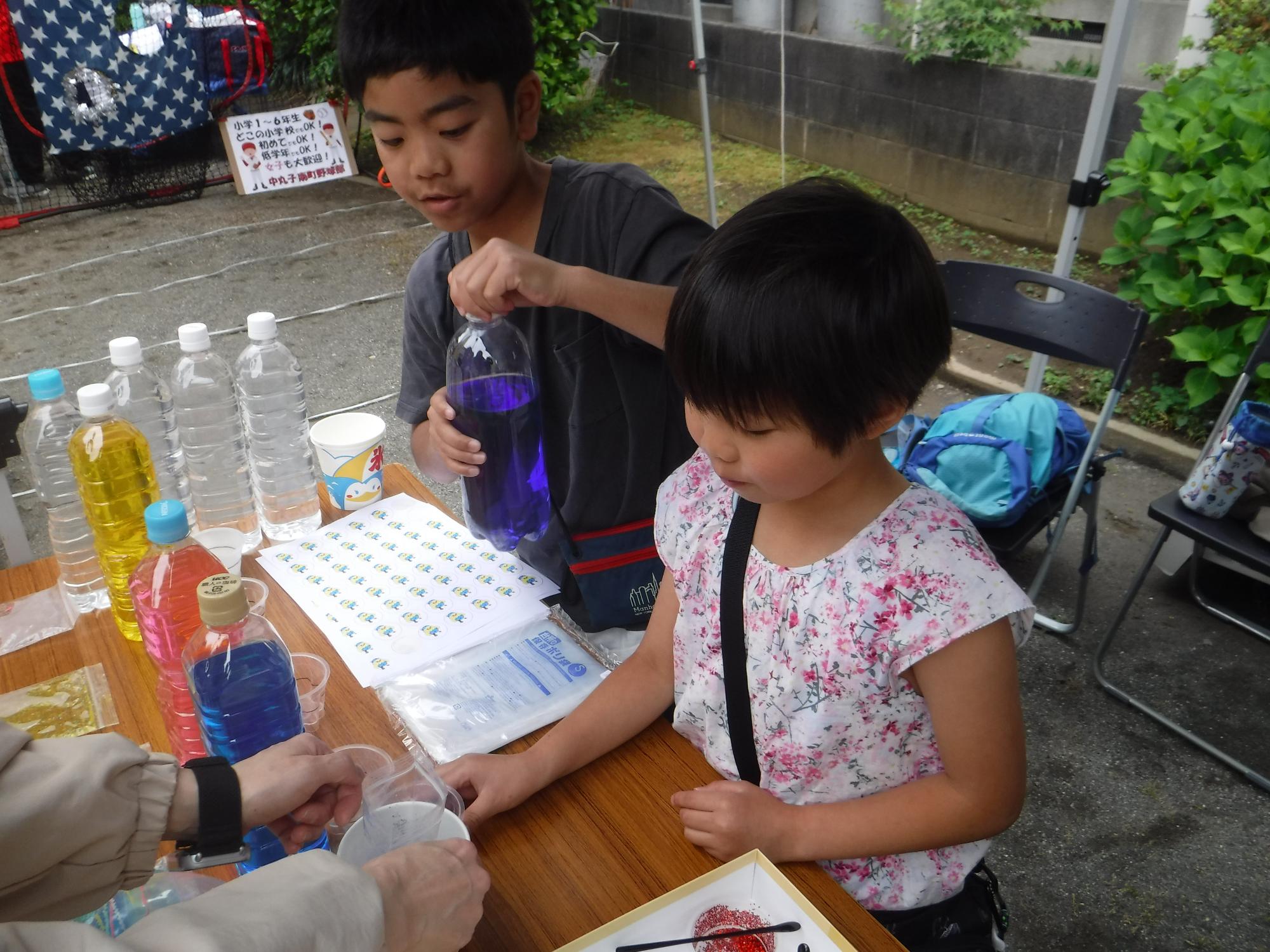 子どもたちがスライムを作っている写真