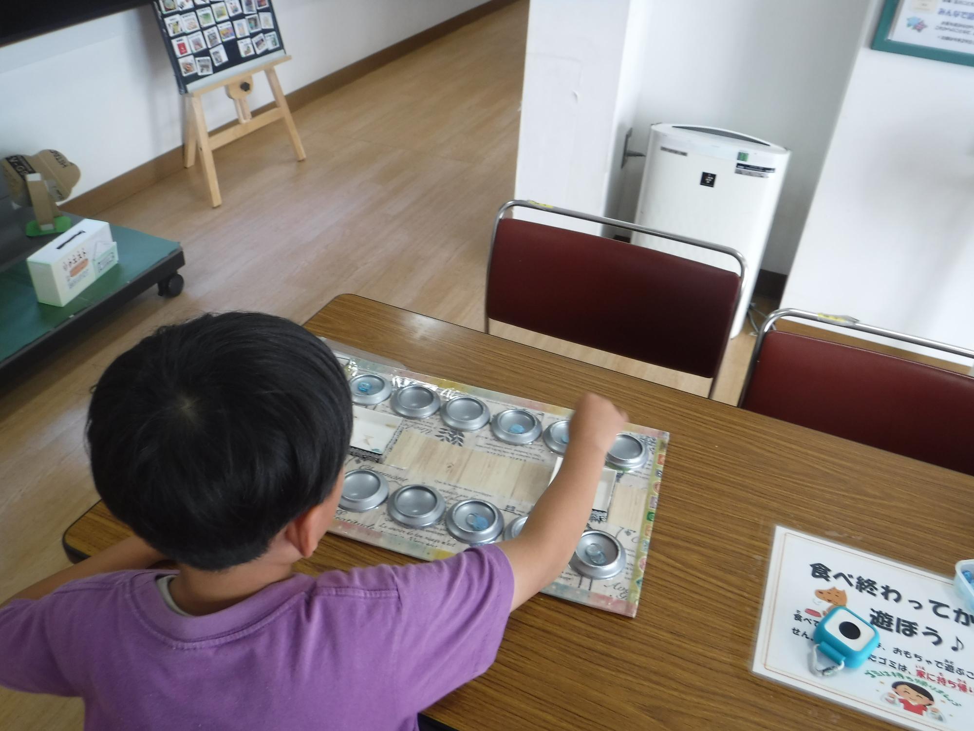 子どもがゲームをしている写真