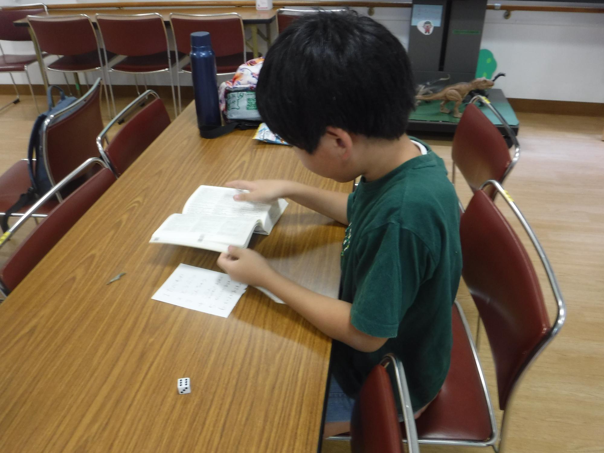 子どもがゲームをしている写真