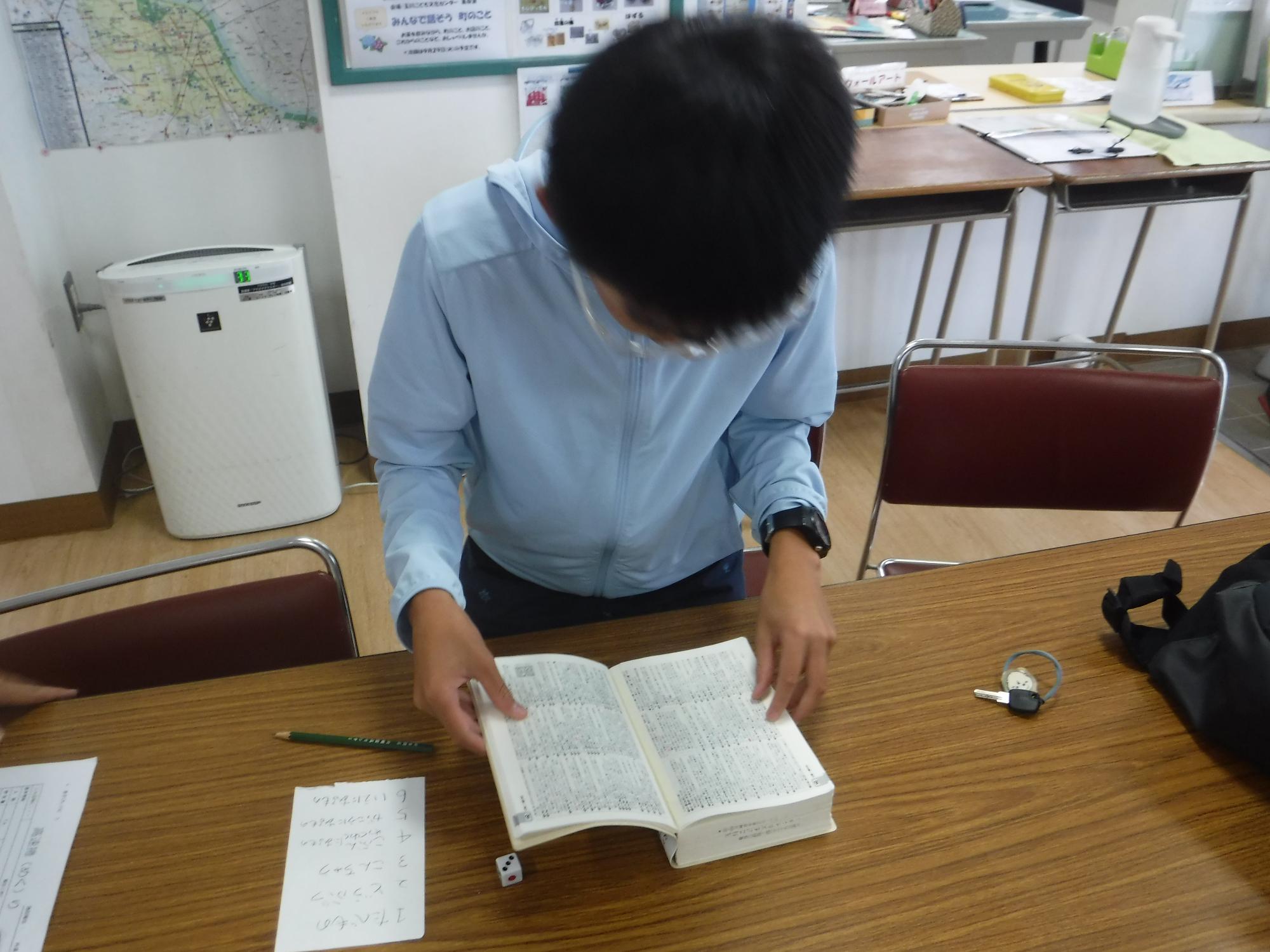 子どもがゲームをしている写真