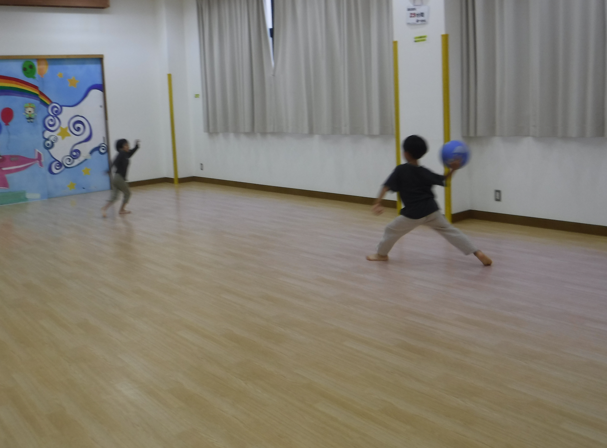 子どもたちがドッジボールをしている写真