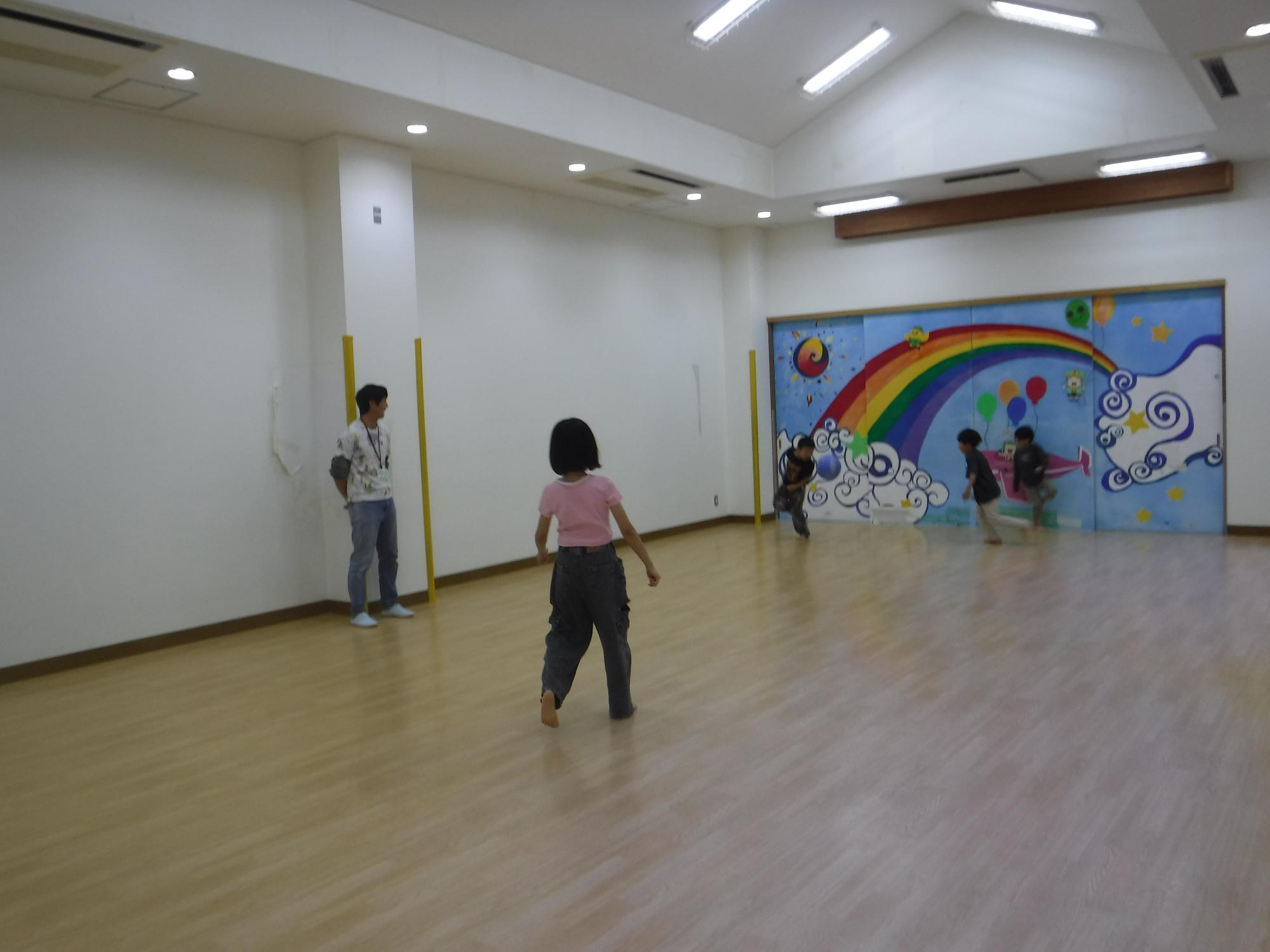 子どもたちがドッジボールをしている写真