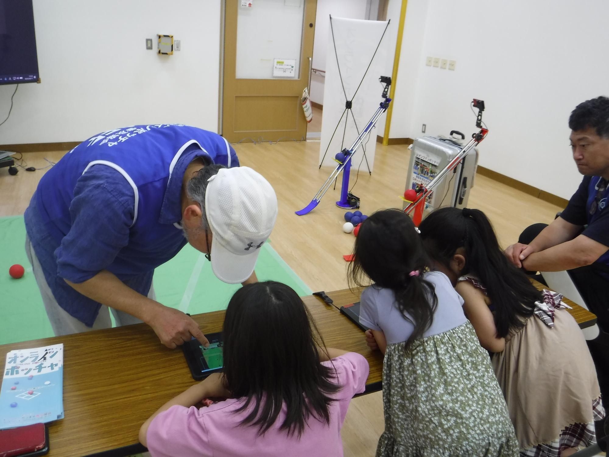 子どもと大人がオンラインボッチャをしている様子の写真