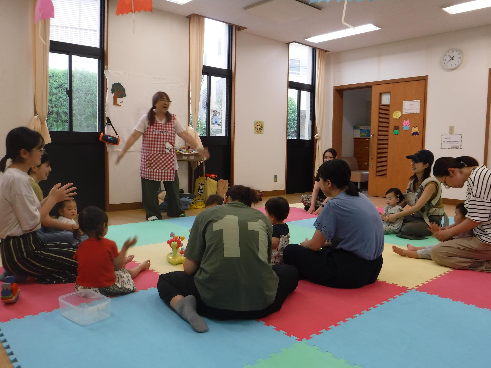 乳幼児親子が手遊びをしている写真