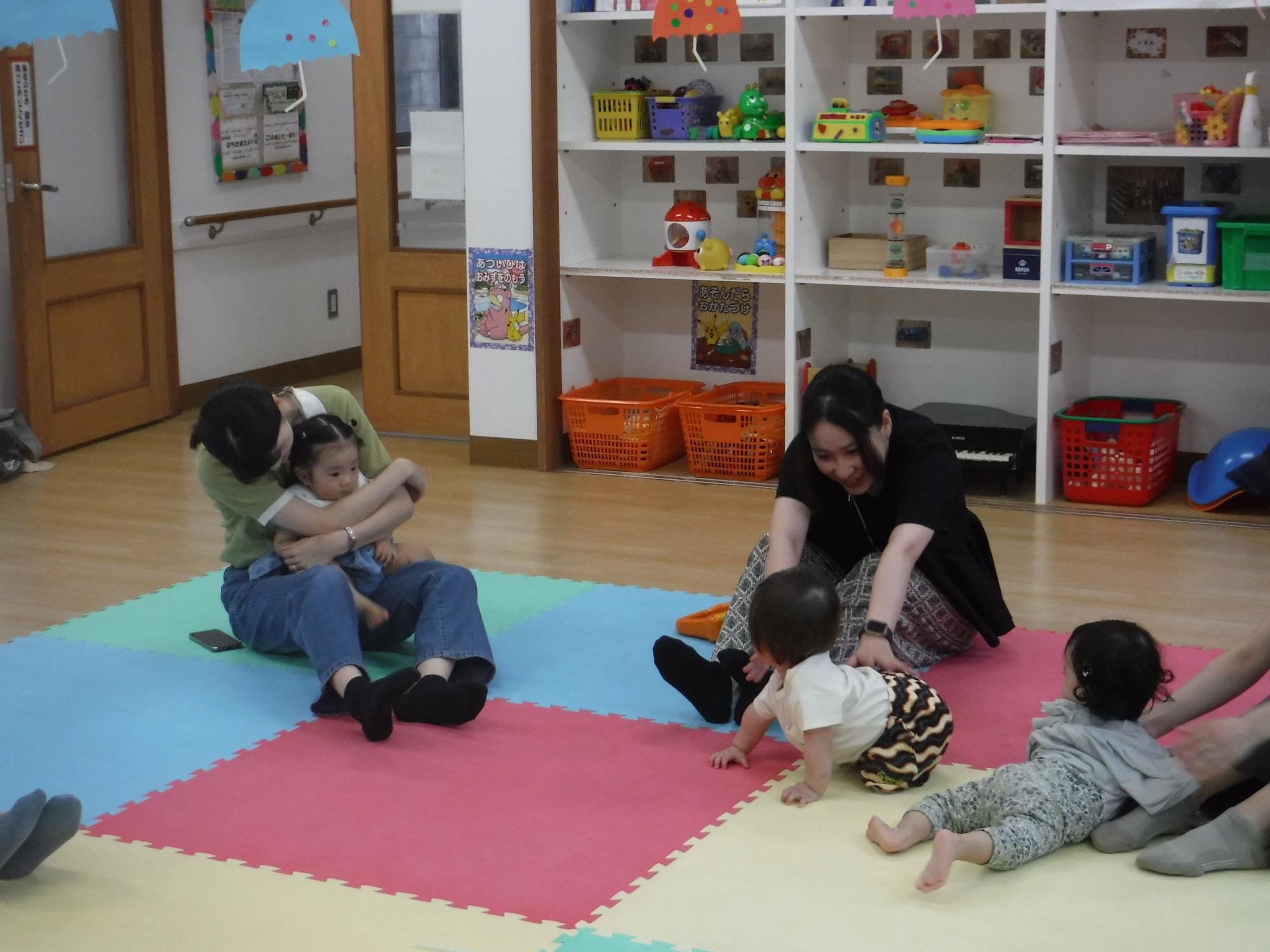 乳幼児親子がふれあい遊びをしている写真