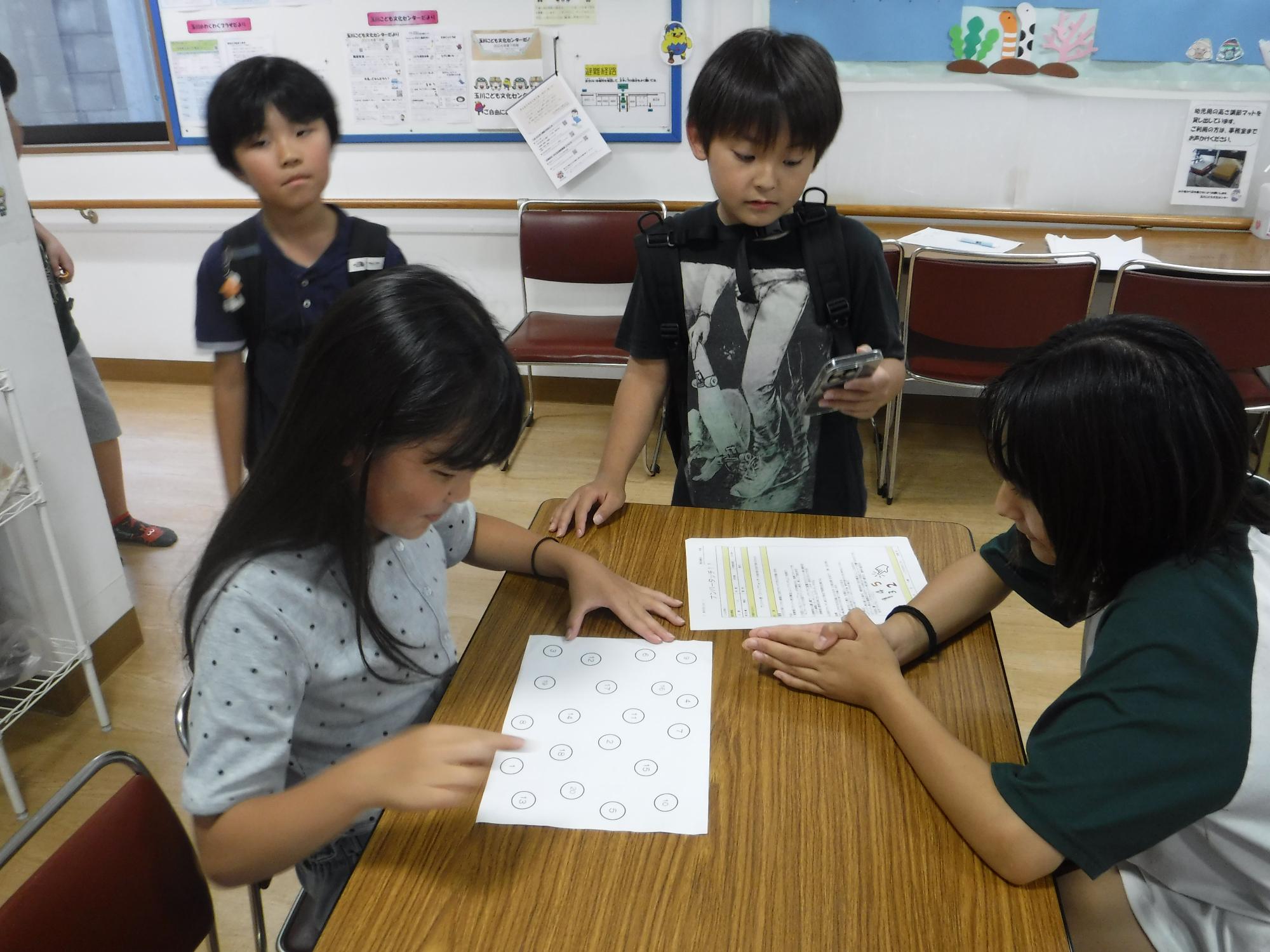 子どもたちがゲームをしている写真