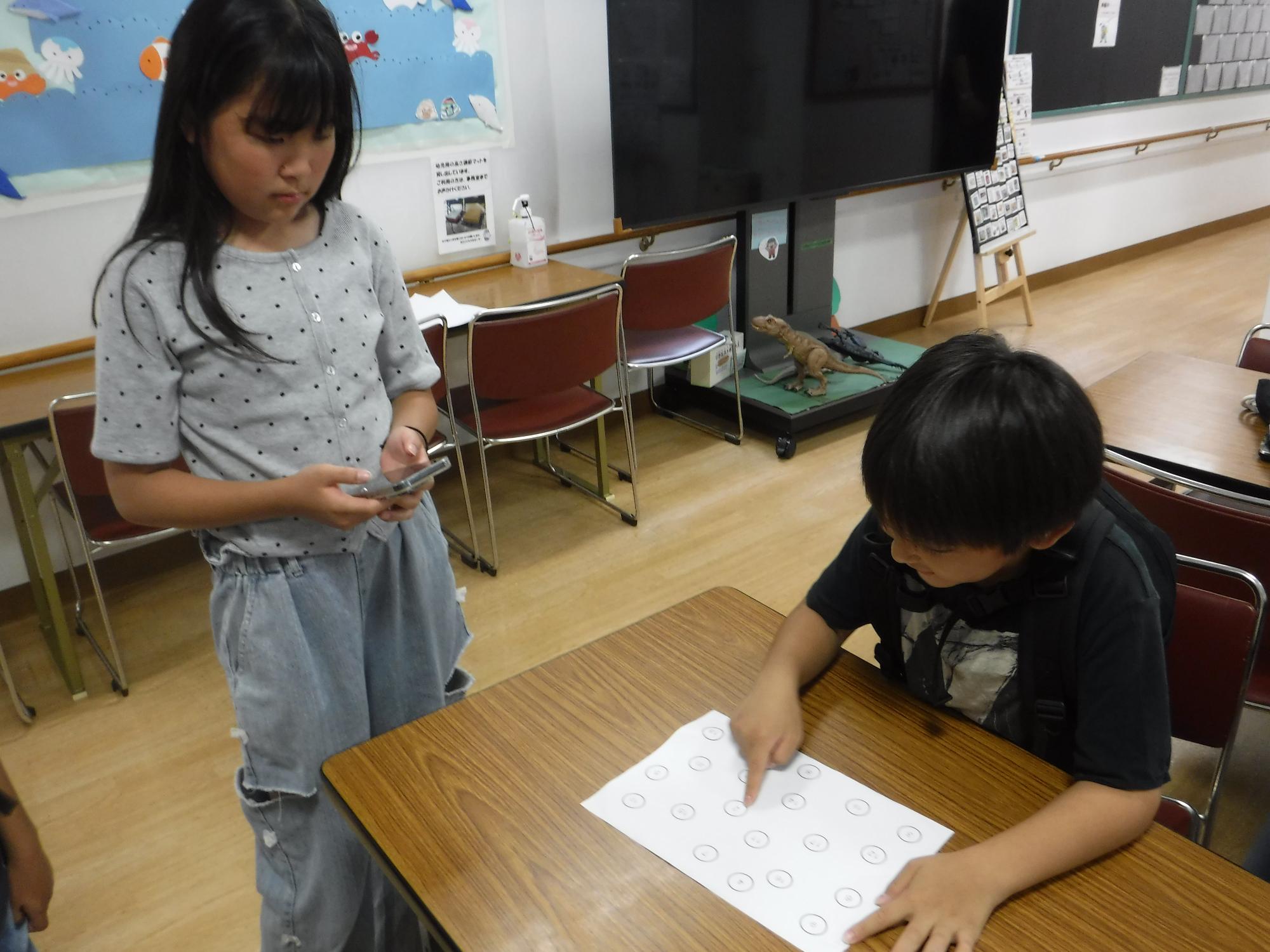 子どもがゲームをしている写真