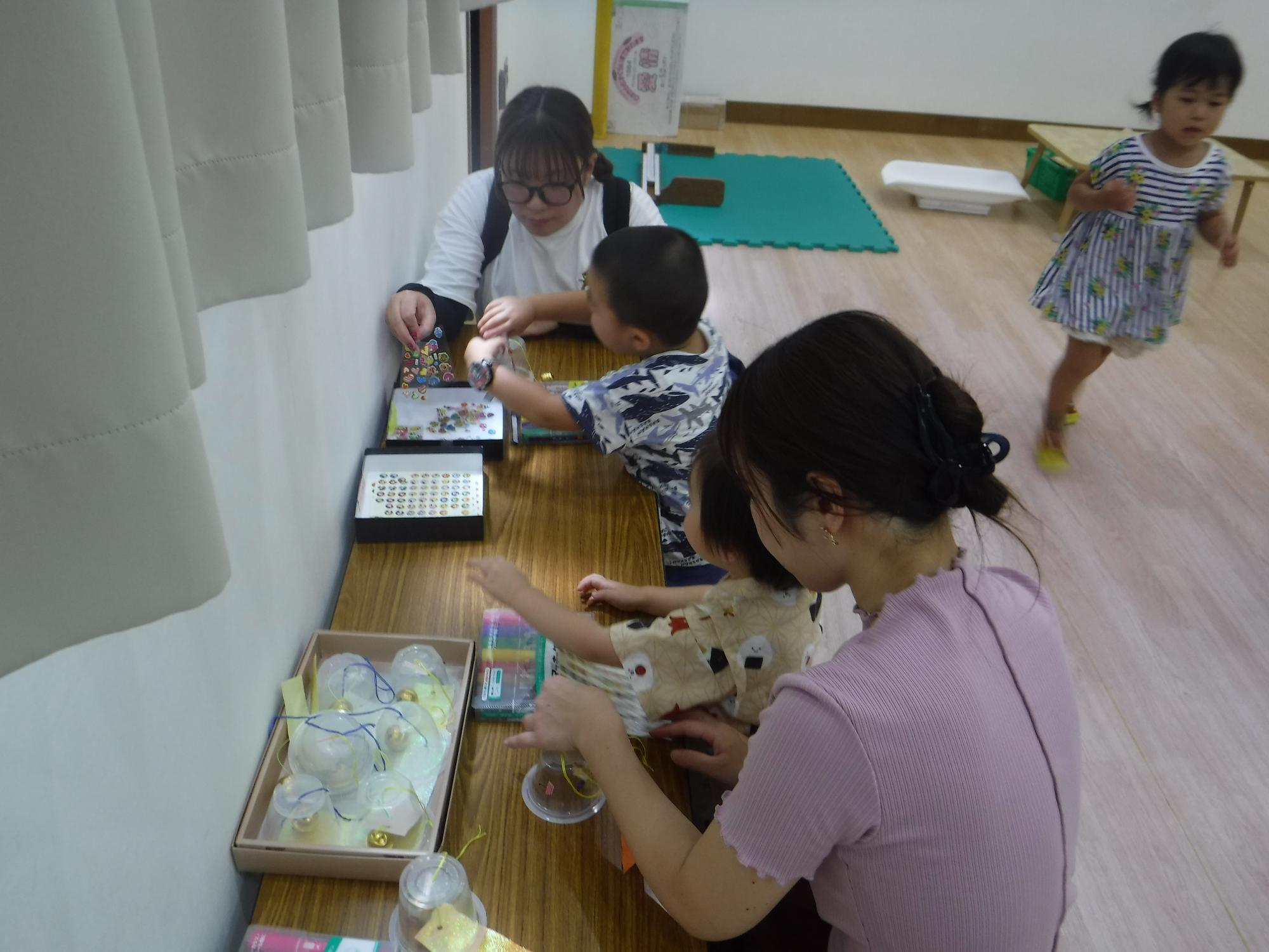 親子で風鈴作りを行っている写真
