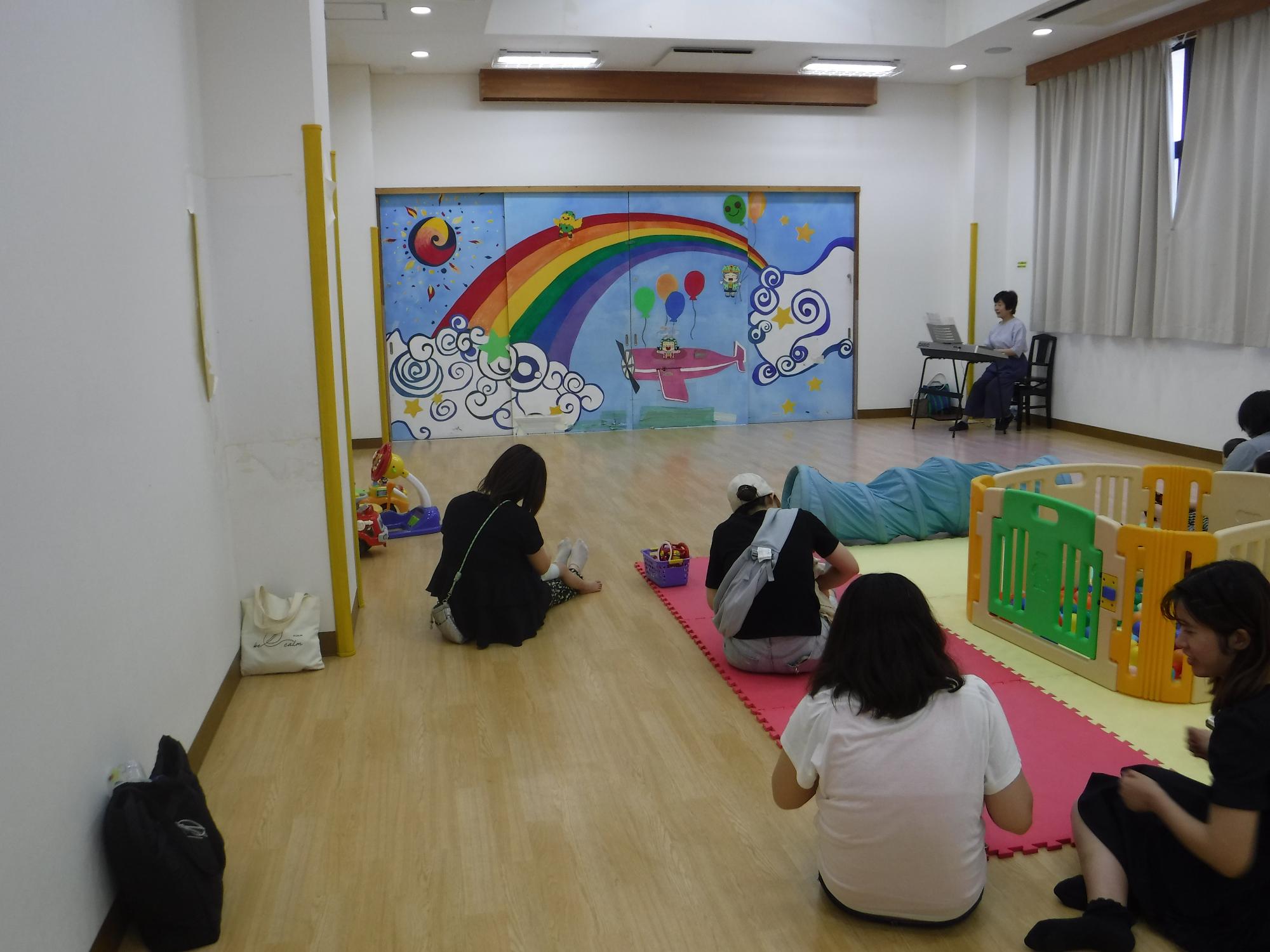 親子でリトミックをしている写真