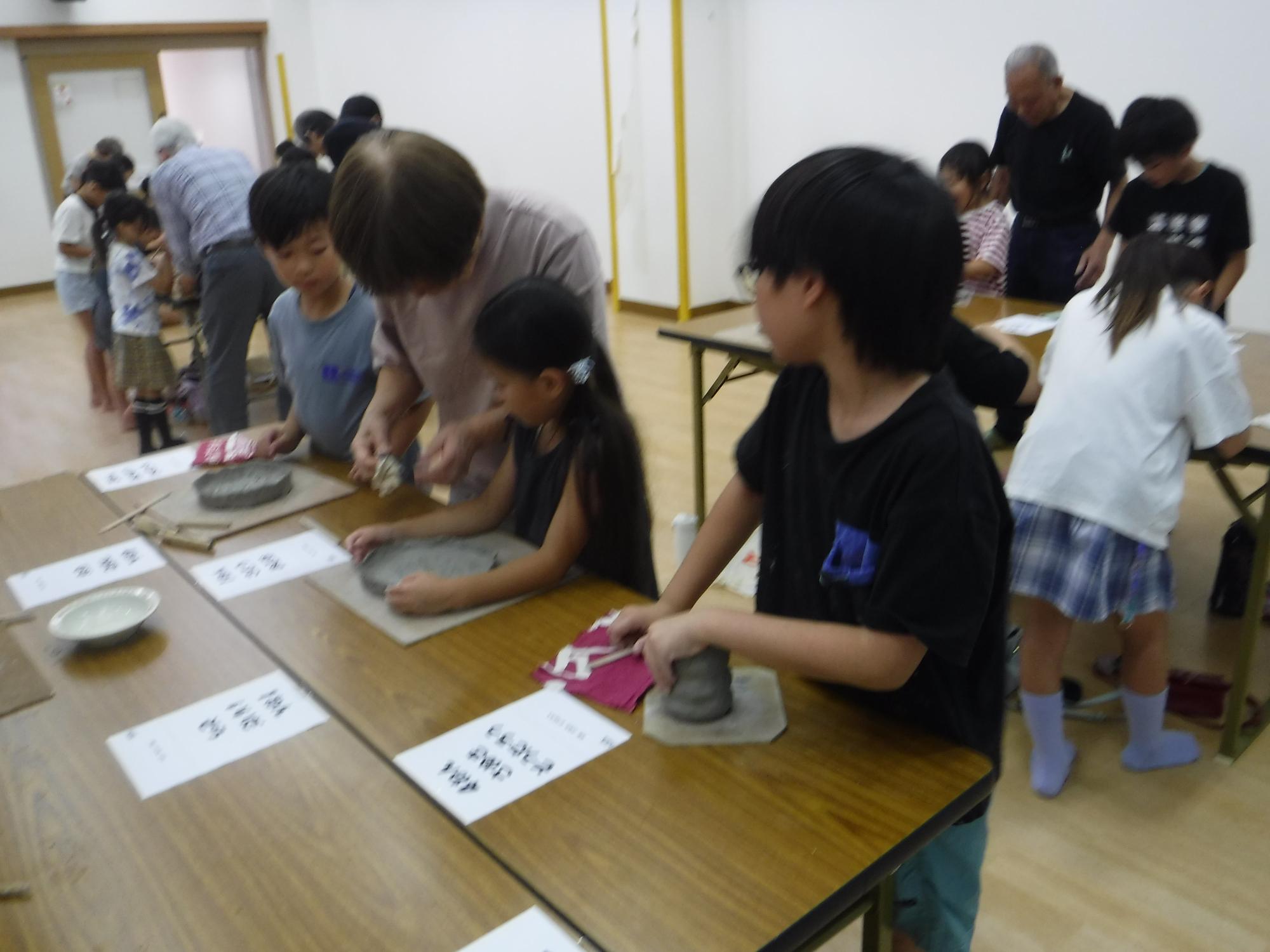 陶芸教室で作品を作っているところ