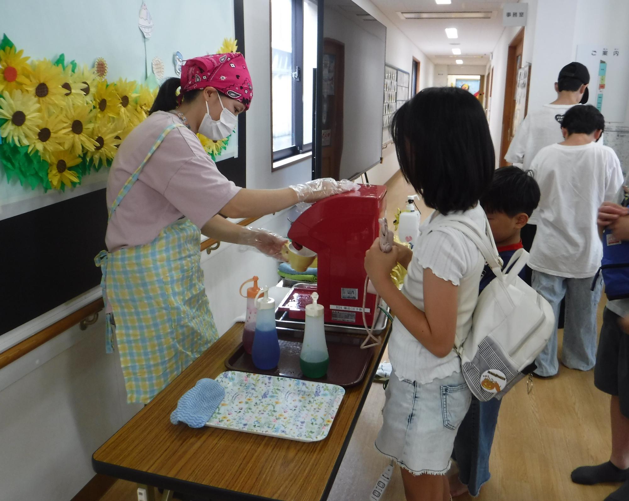 かき氷を作っている写真