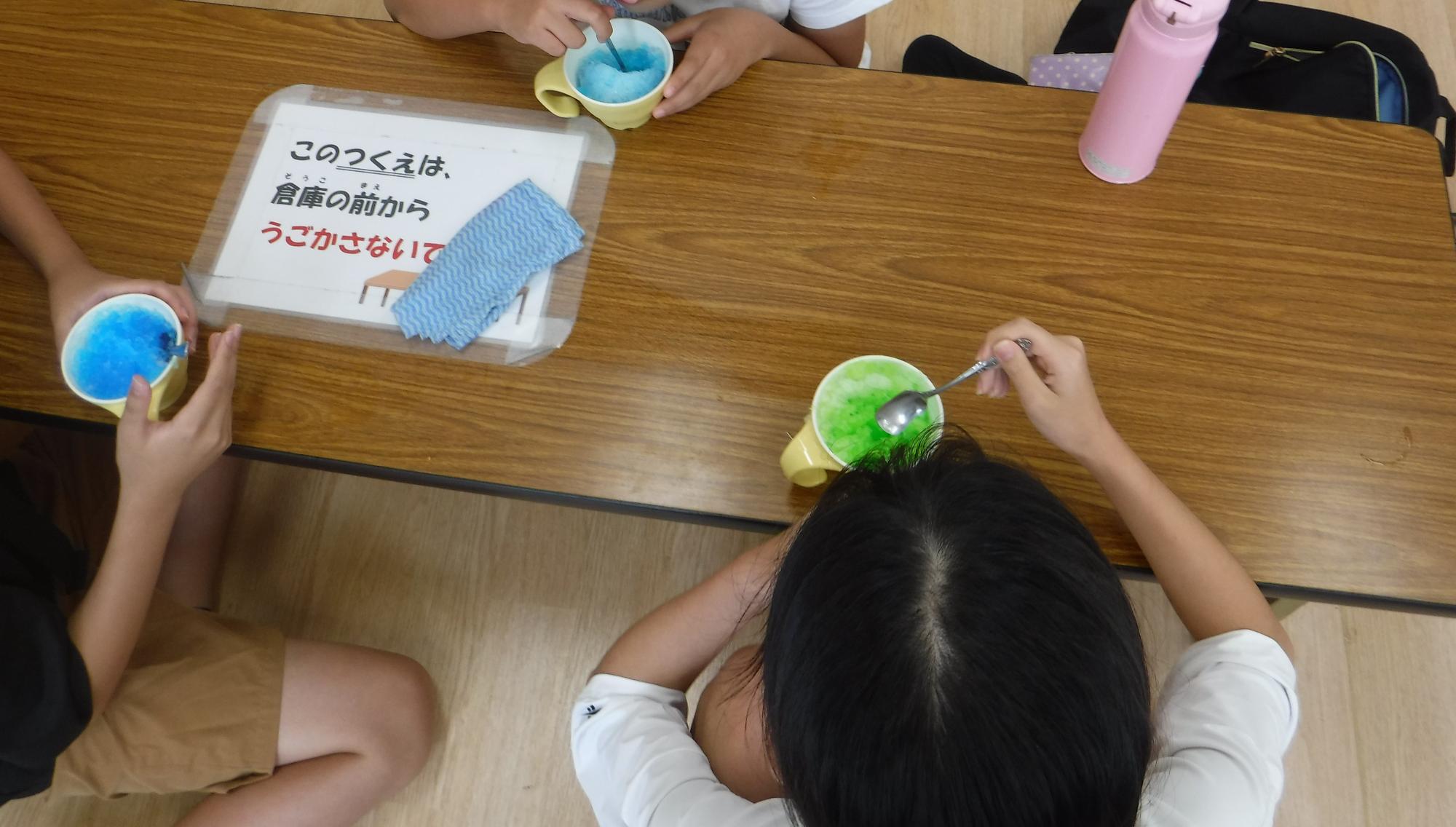かき氷を食べている写真