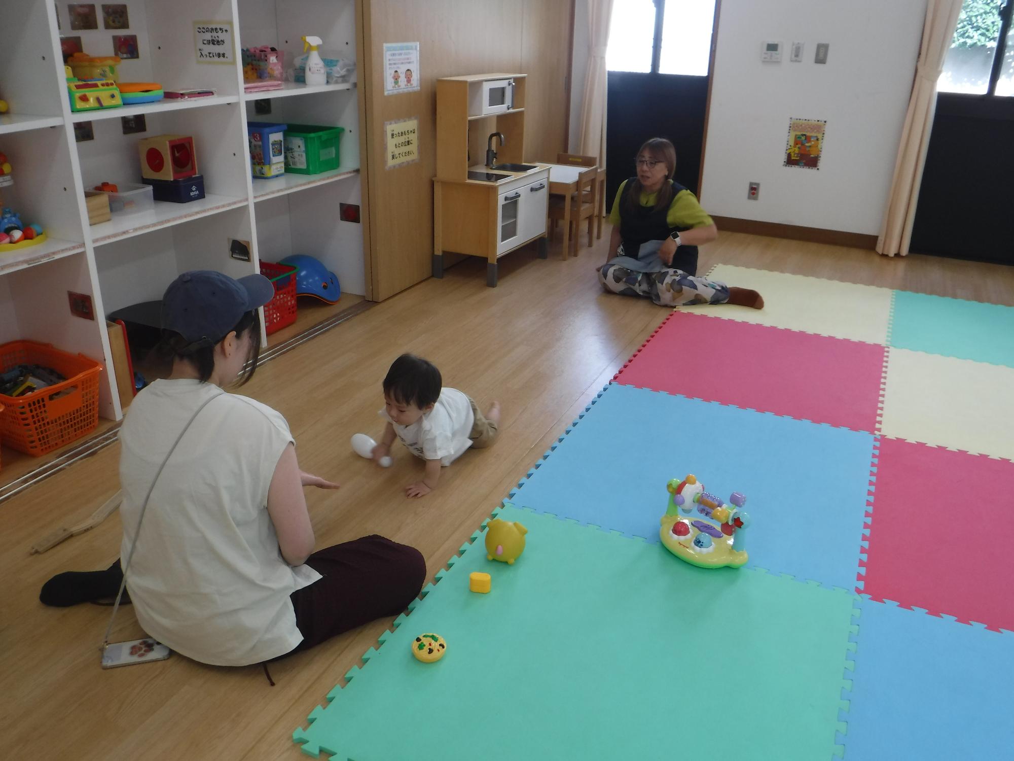 子どもが遊具で遊んでいる写真