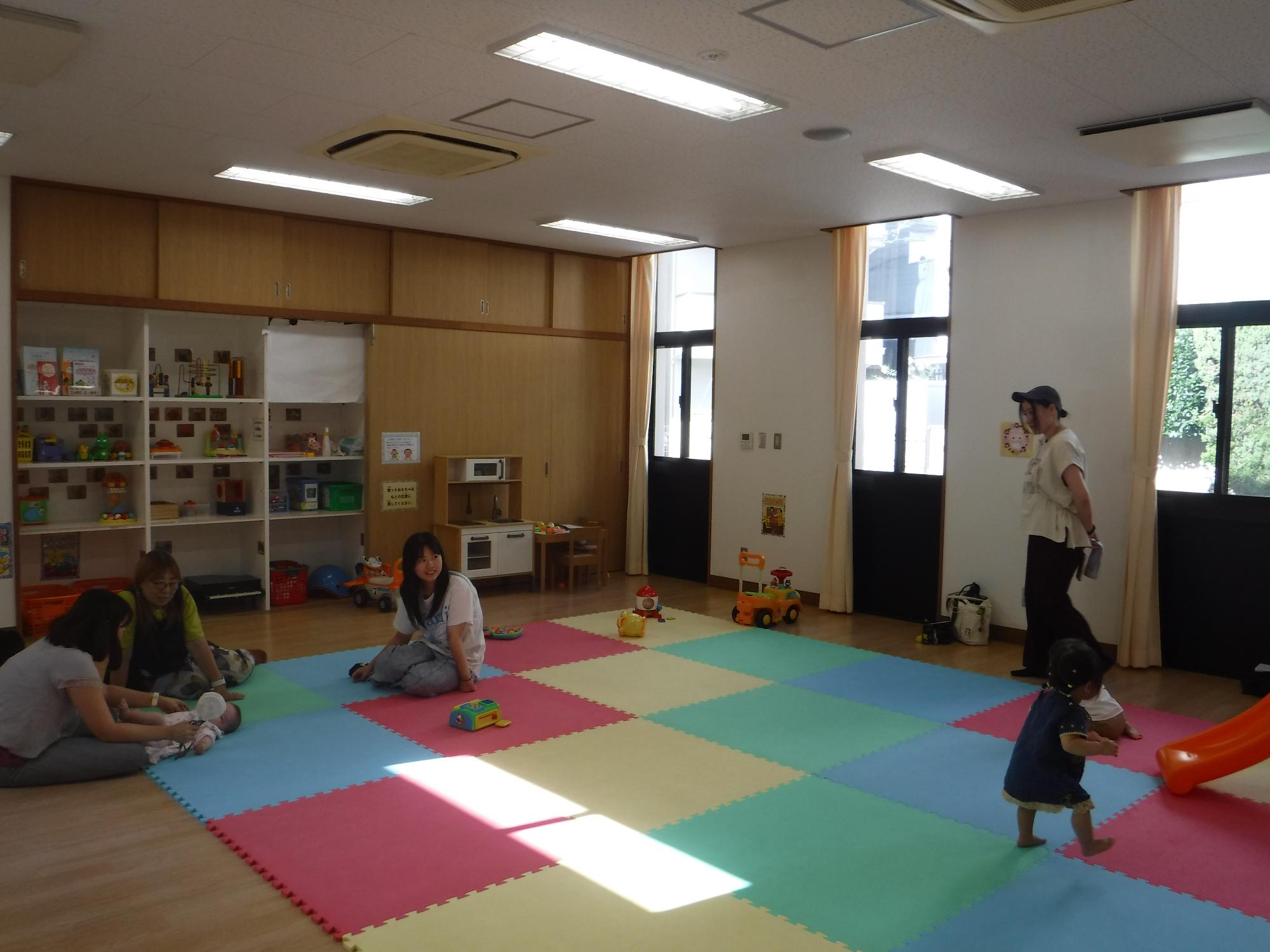 大人がおしゃべりをしている写真