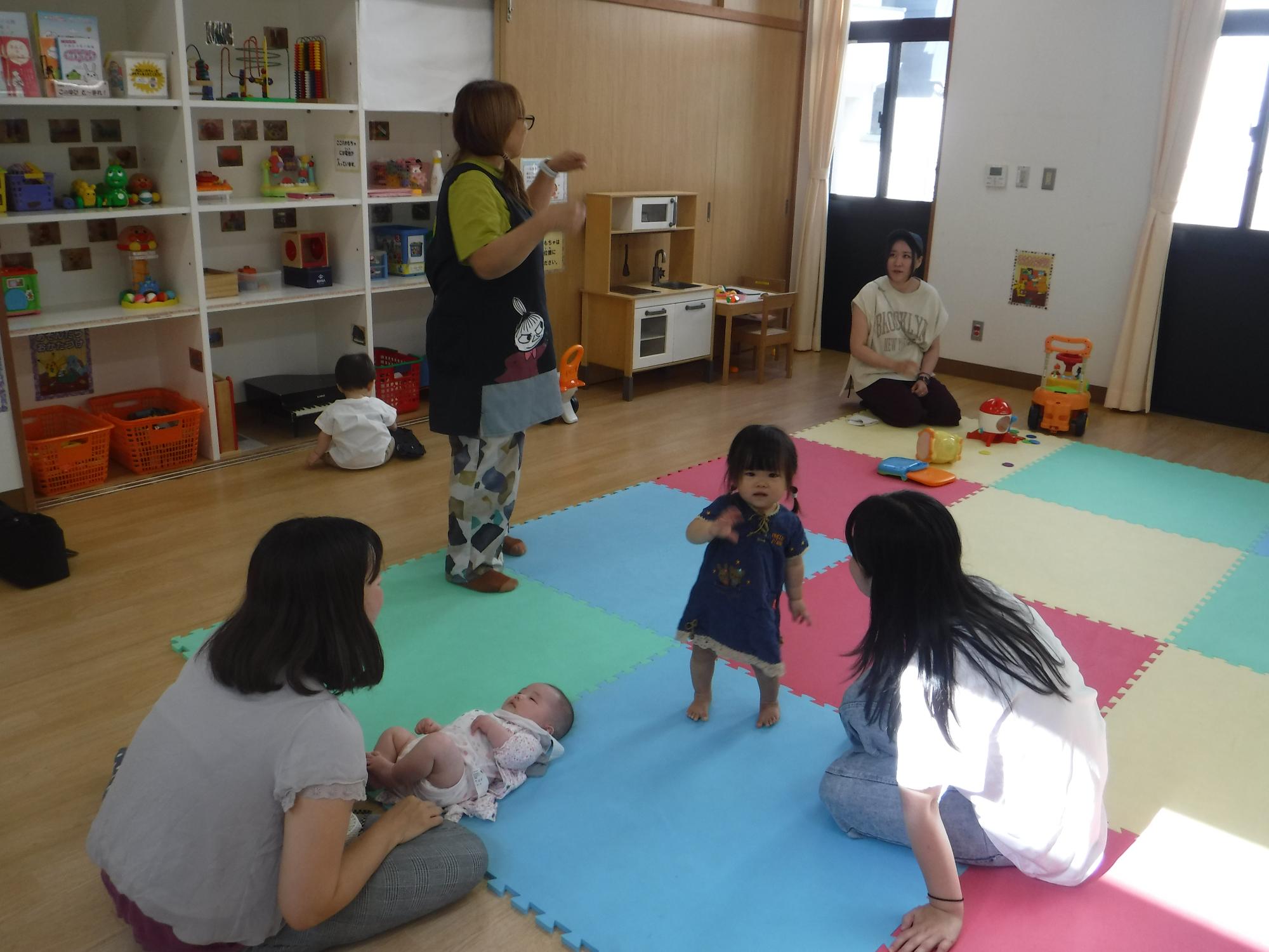 子どもたちが遊んでいる写真