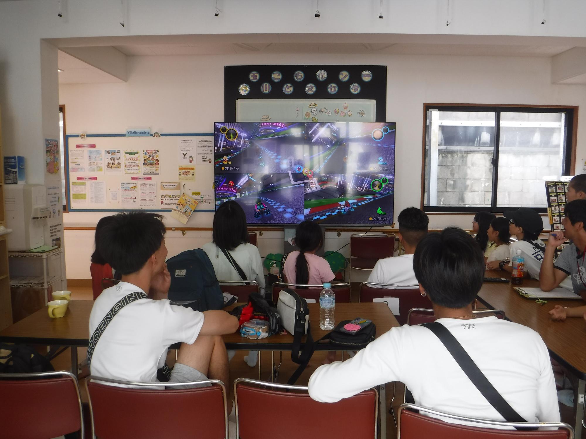 子どもたちがeスポーツを行っている様子の写真