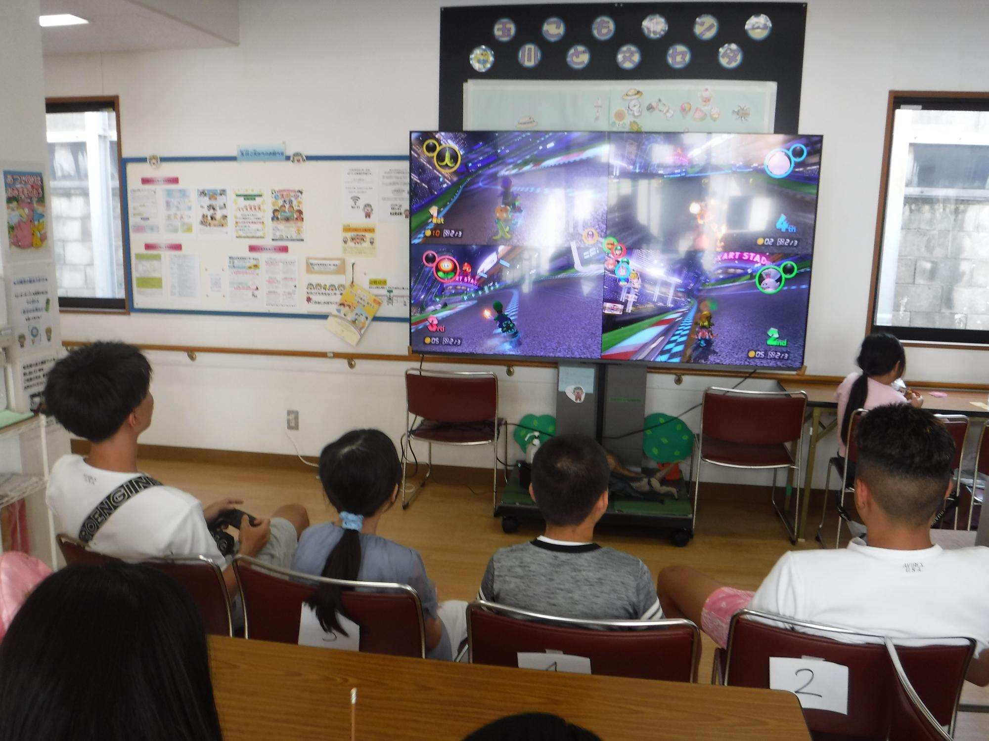 子どもたちがeスポーツを行っている様子の写真