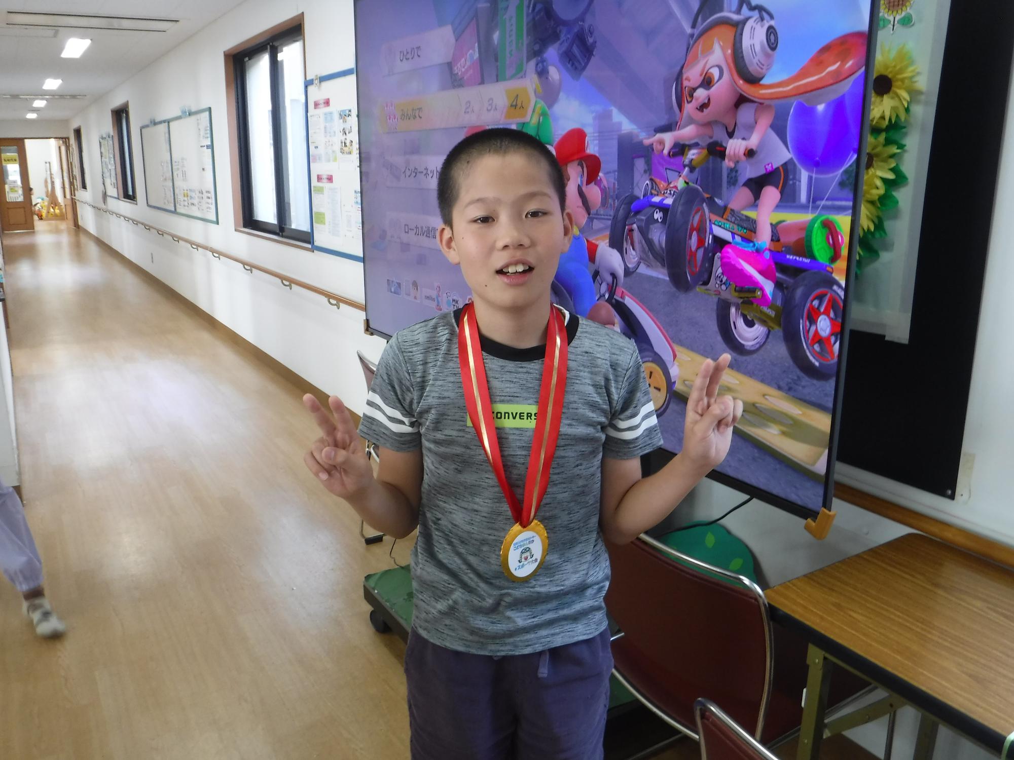 eスポーツ大会で優勝した子どもの写真