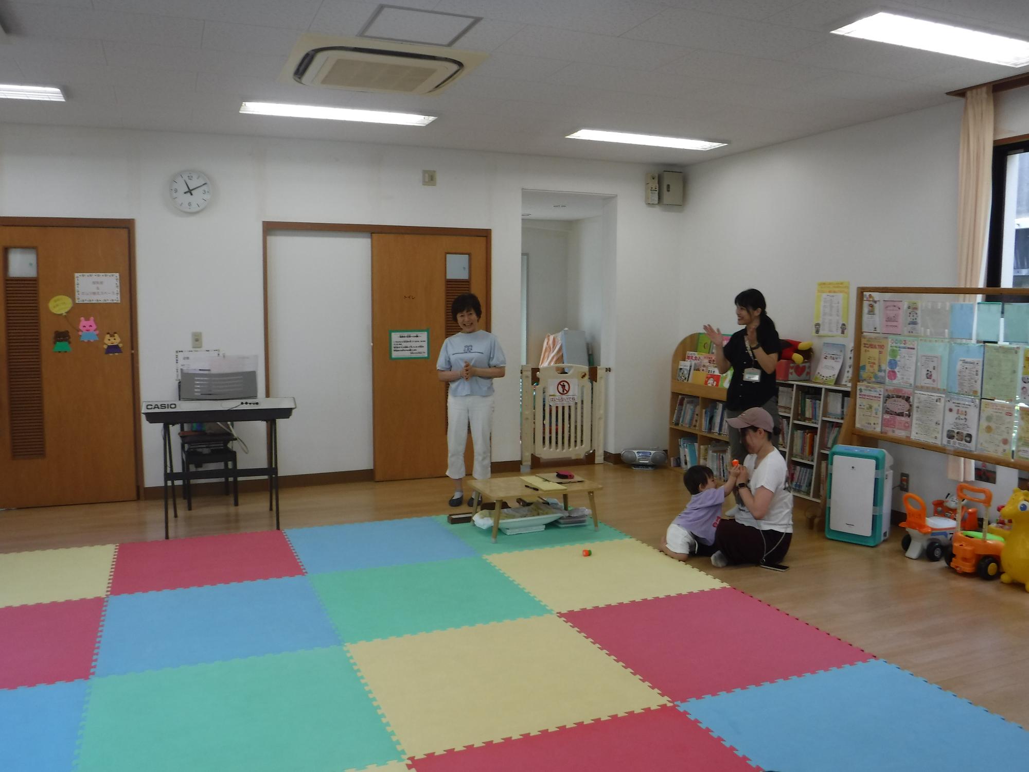大人と子どもがリトミックをしている写真