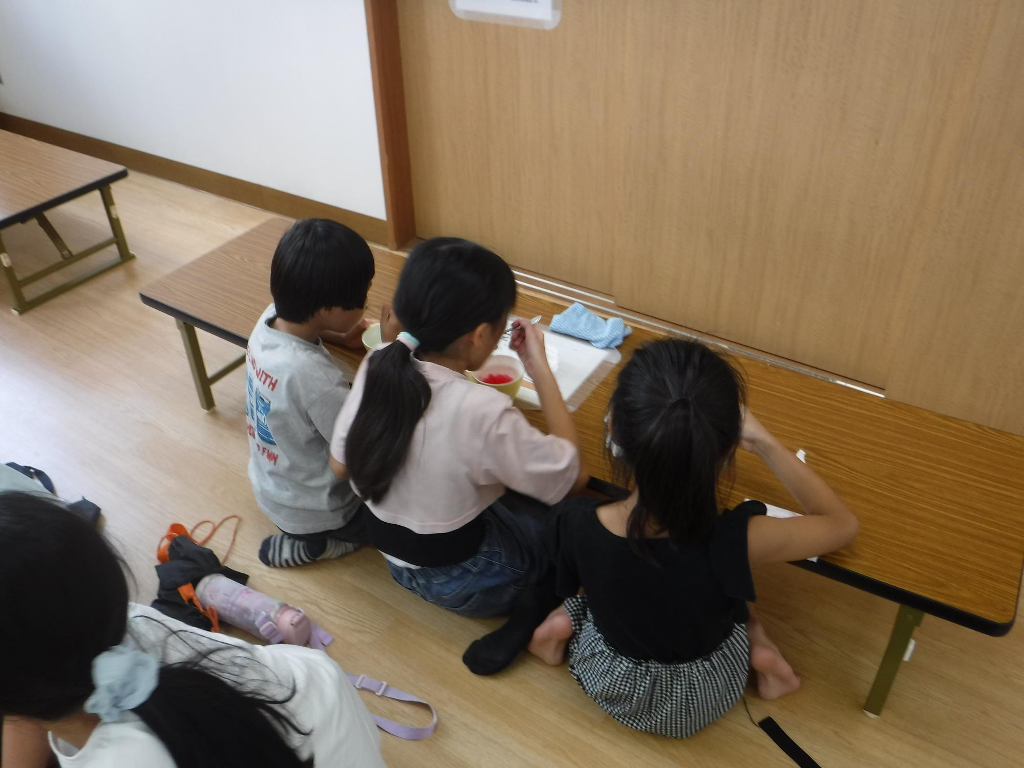 かき氷を食べている子どもたちの写真