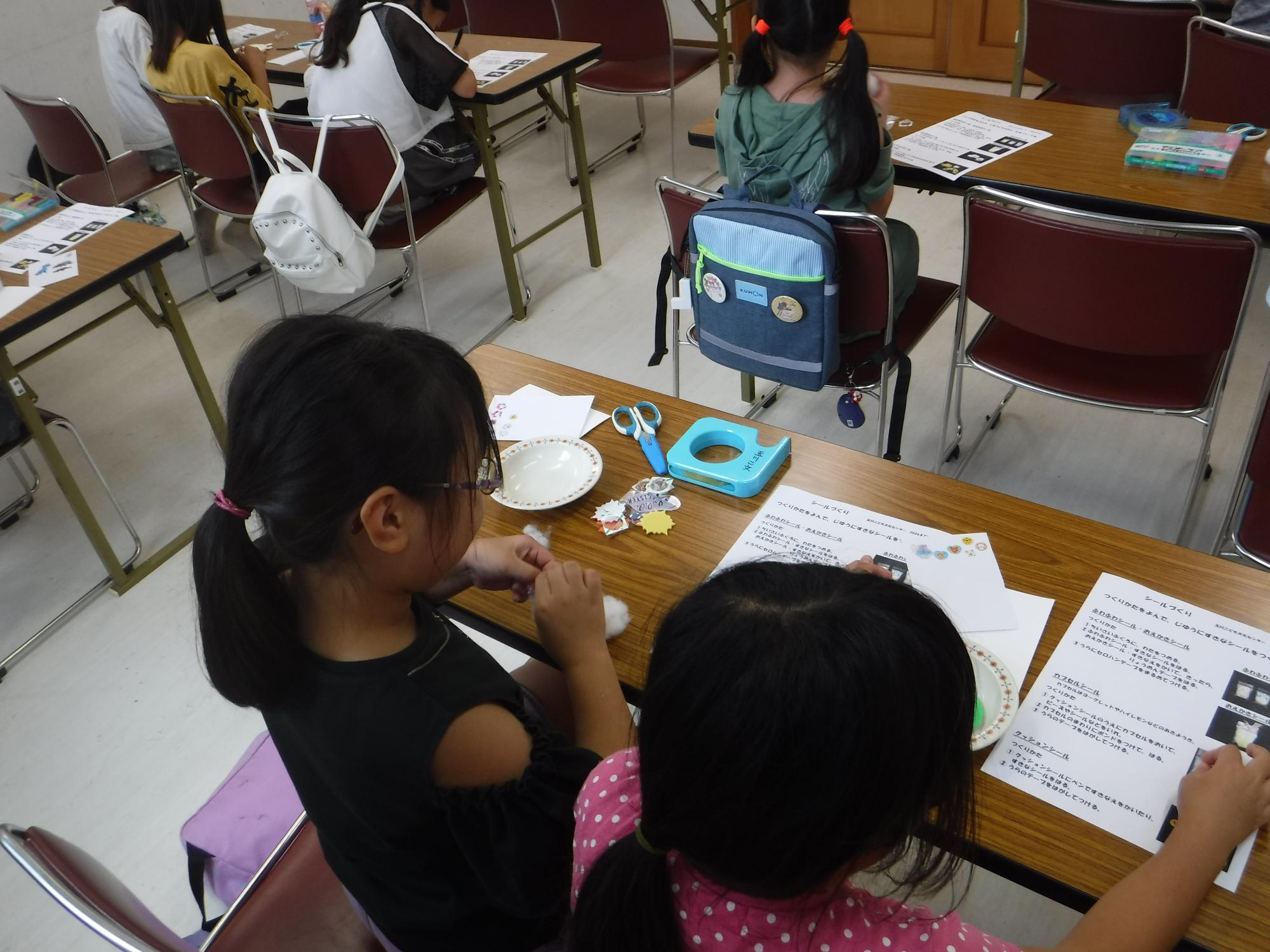 子どもたちがシールづくりをしている写真
