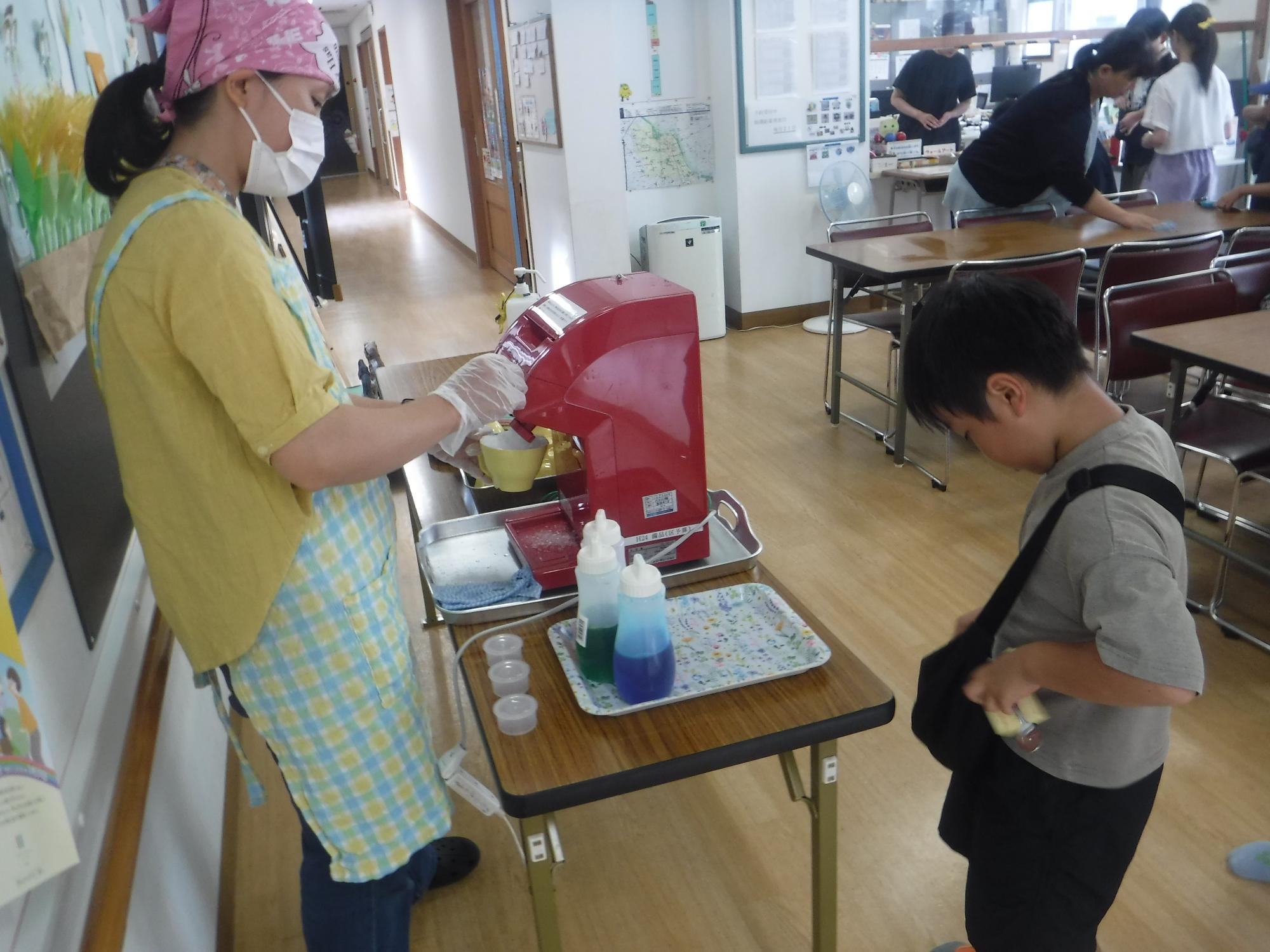 かき氷ができるのを待っている写真