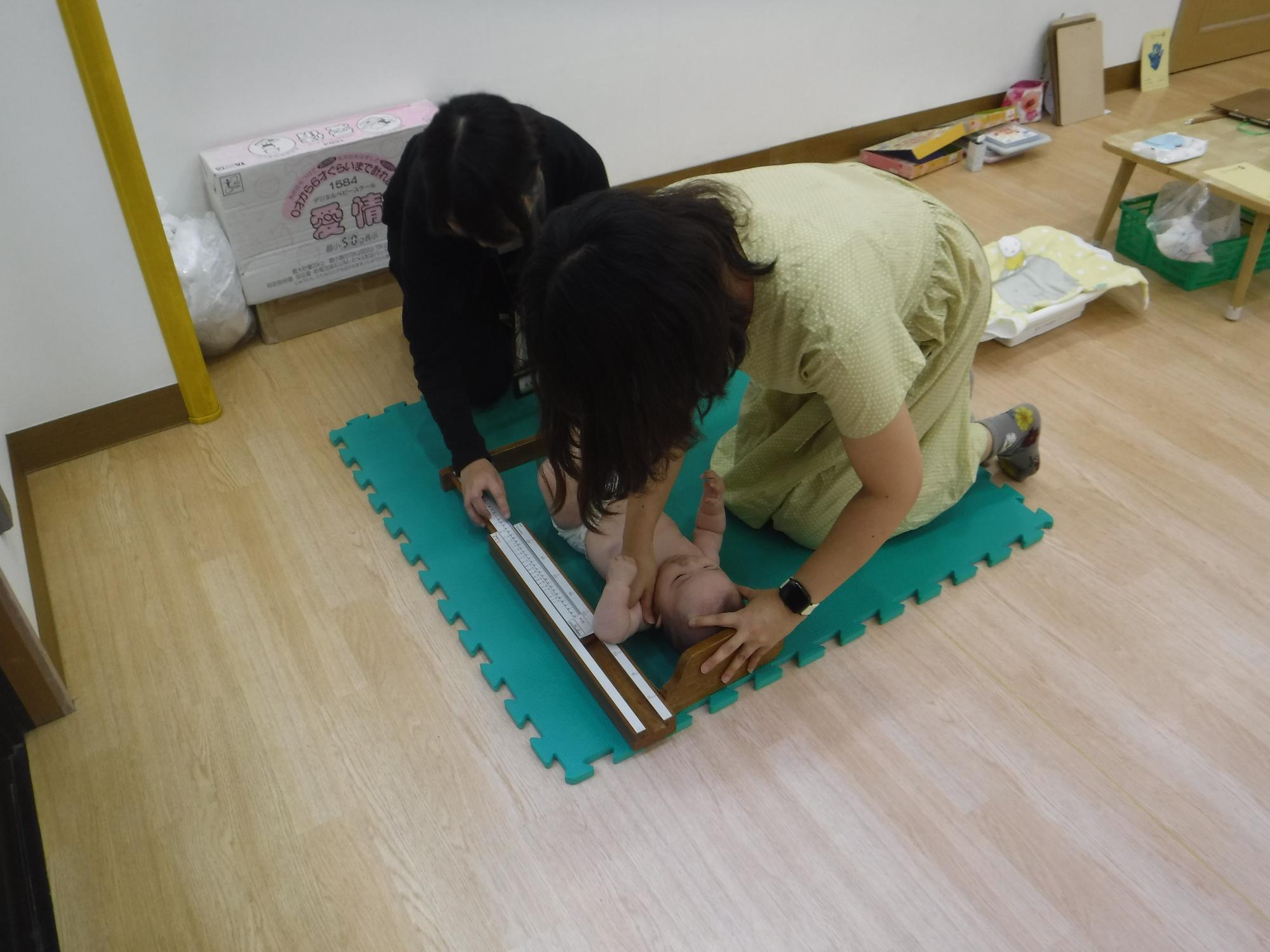 あかちゃんの身長を計っている写真