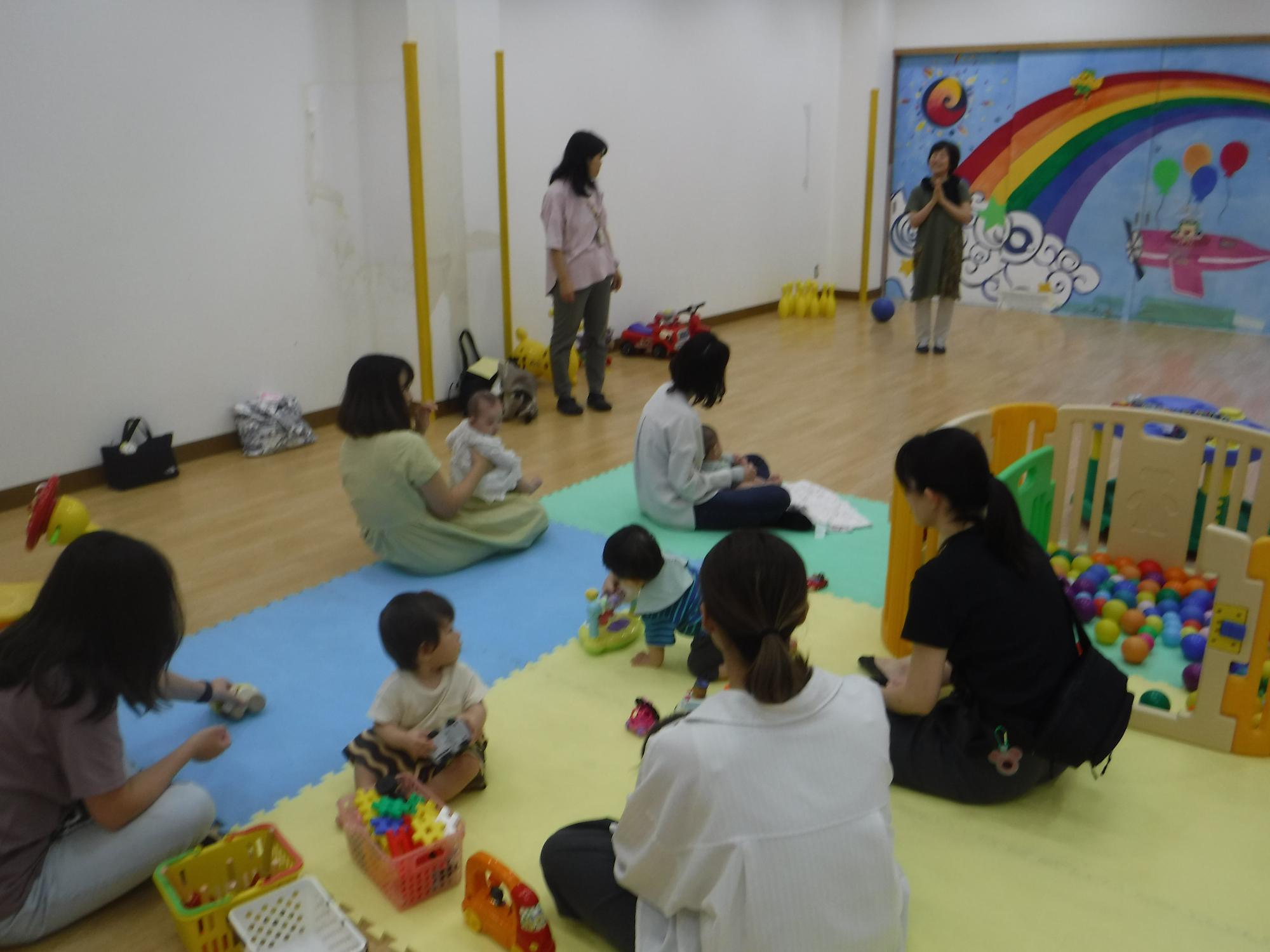 リトミックを行っている写真