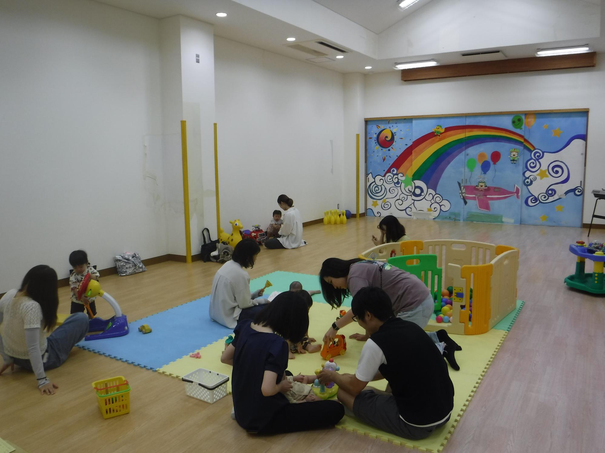 親子で遊んでいる写真