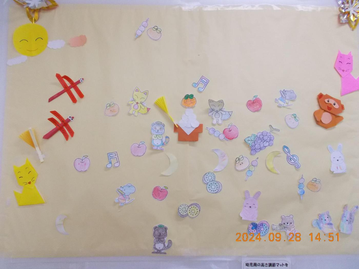 9月のウォールアートの写真です。お月見をイメージしたイラストに子どもたちが着色してくれたものを掲示しました。