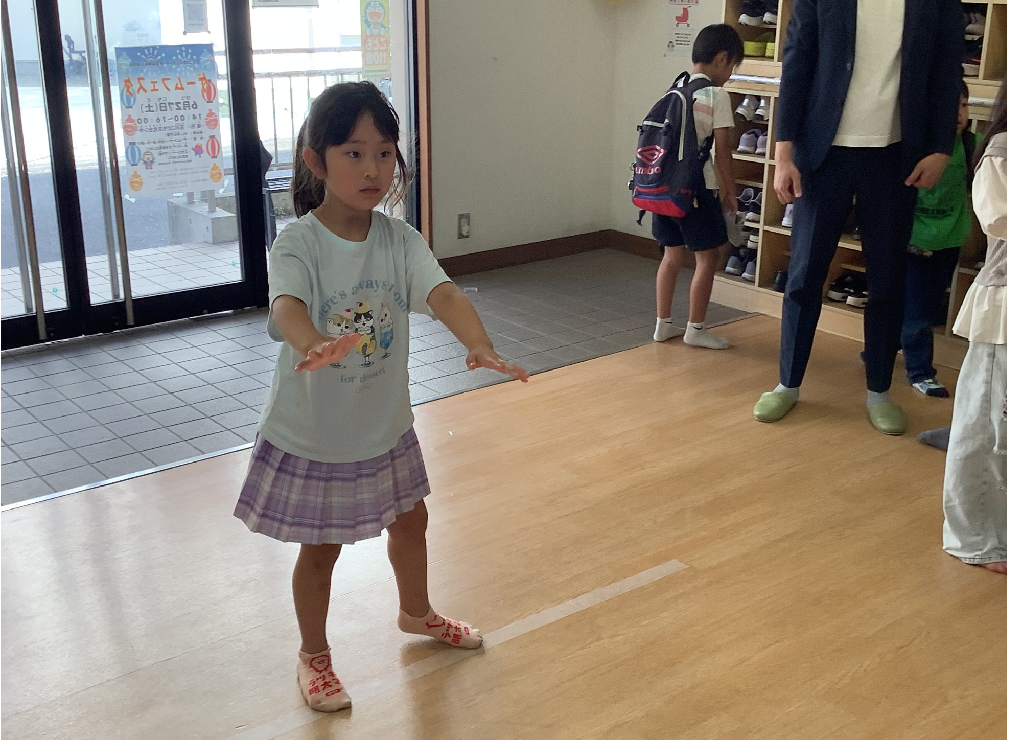 子どもがデジタルアート体験をしている写真