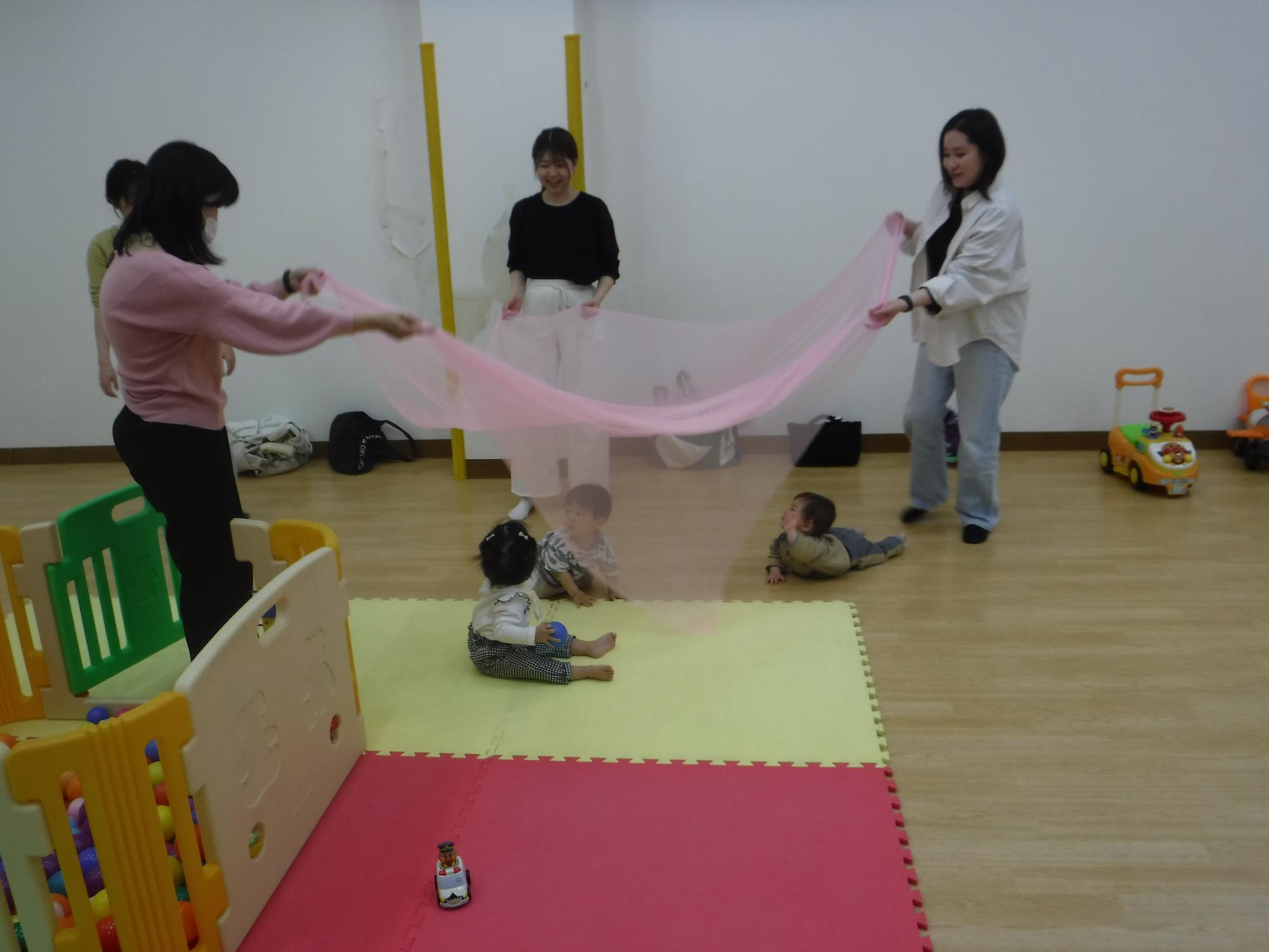 子どもたちがベールに包まれている写真