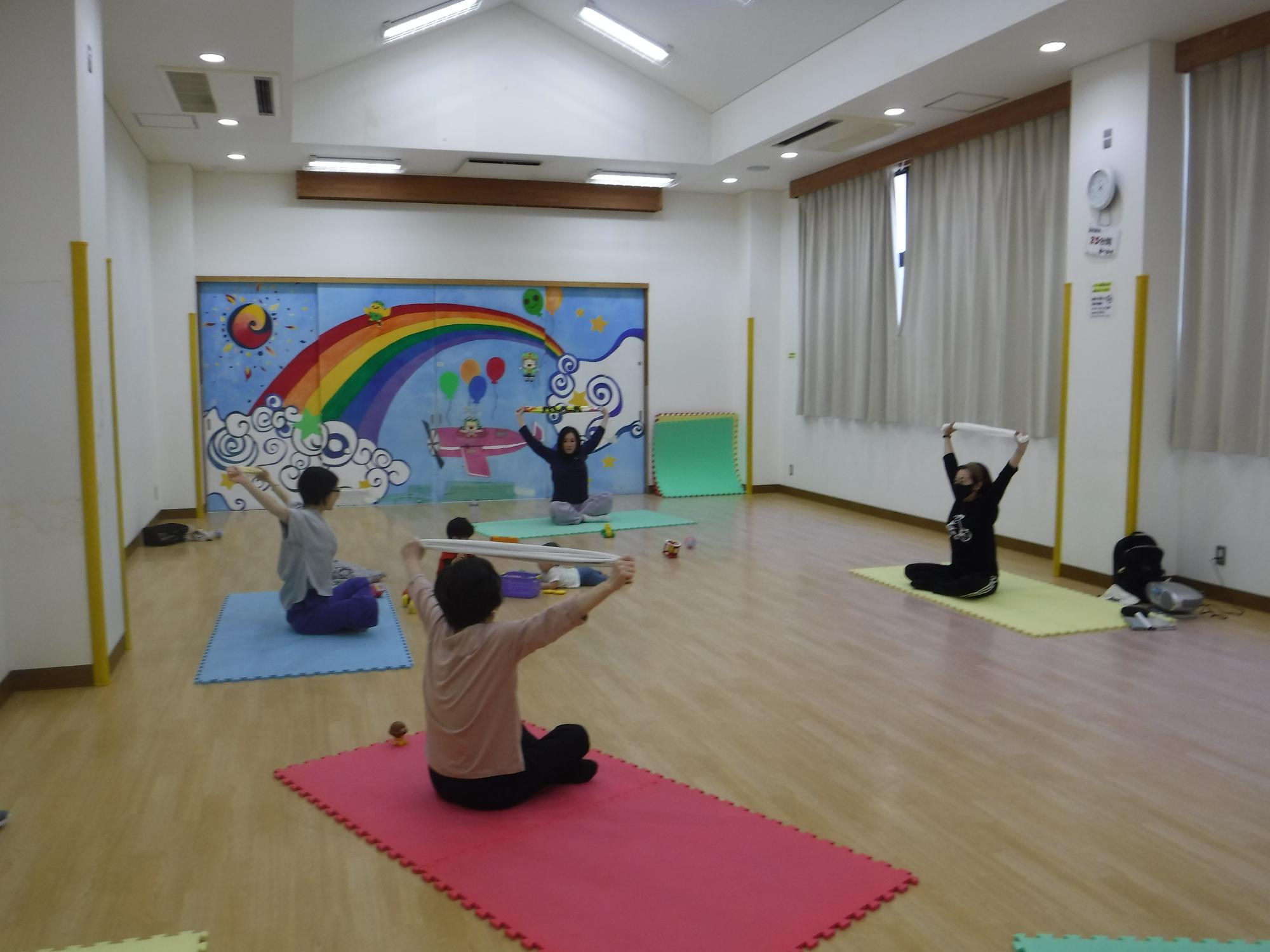 成人と子どもがストレッチをしている写真