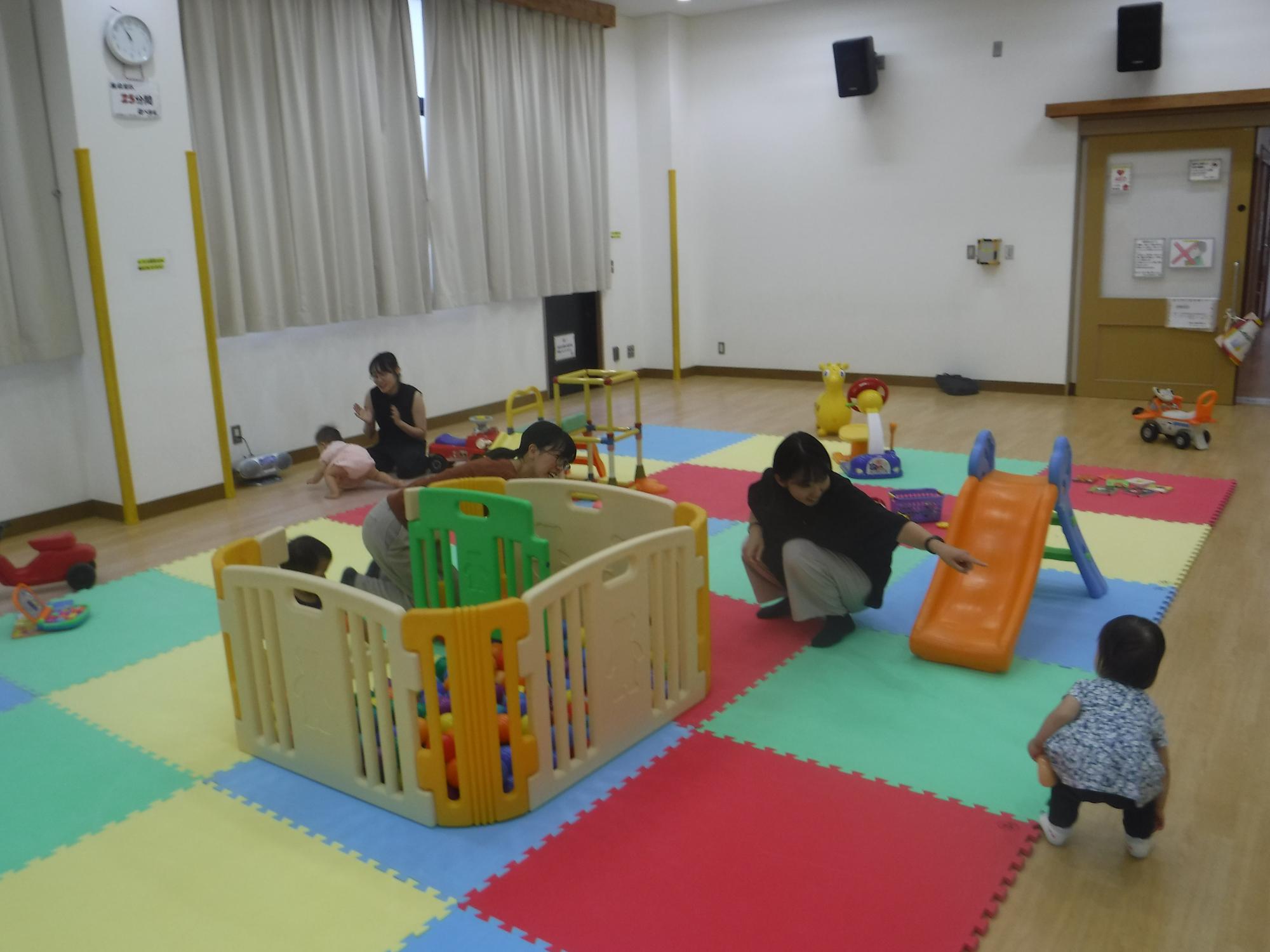 大型遊具を出して遊んでいる幼児さんたちの写真