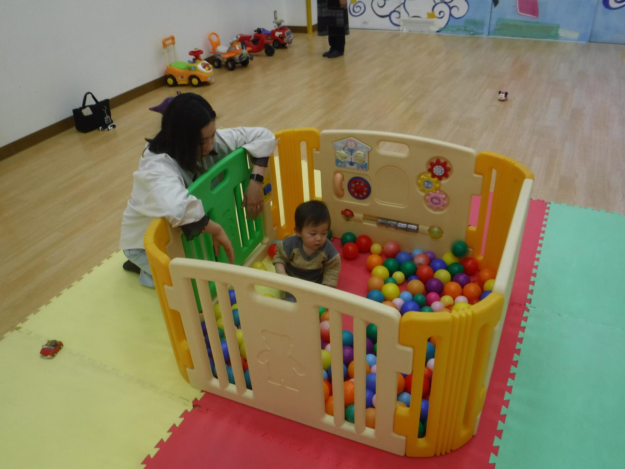 子どもがボールプールで遊んでいる写真