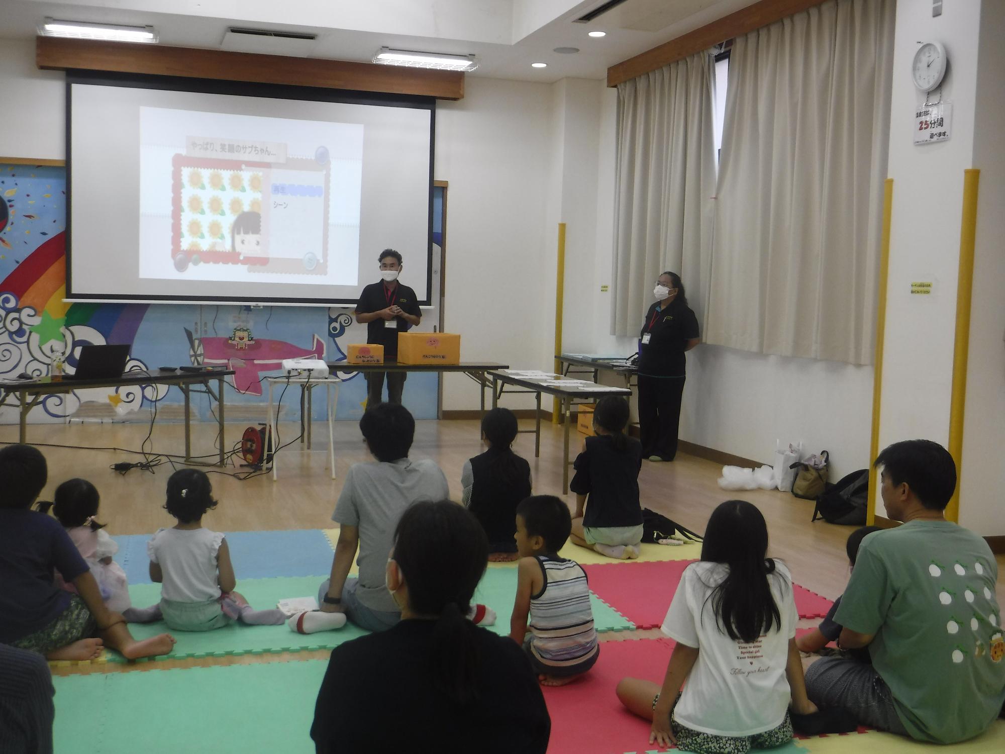 親子で認知症についてのお話を聞いている写真