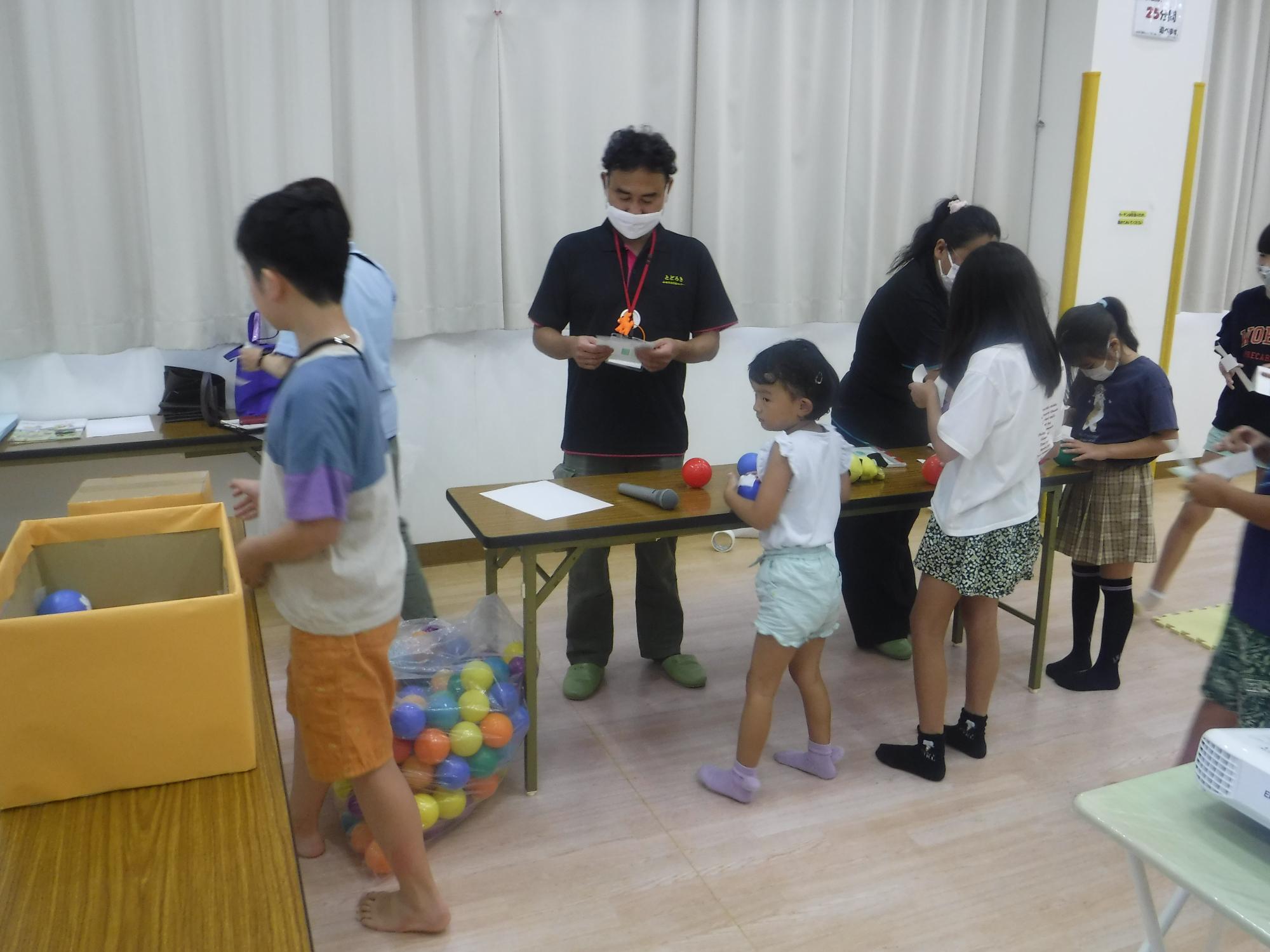 認知症になってしまう仕組みについてボールを使って学んでいる写真