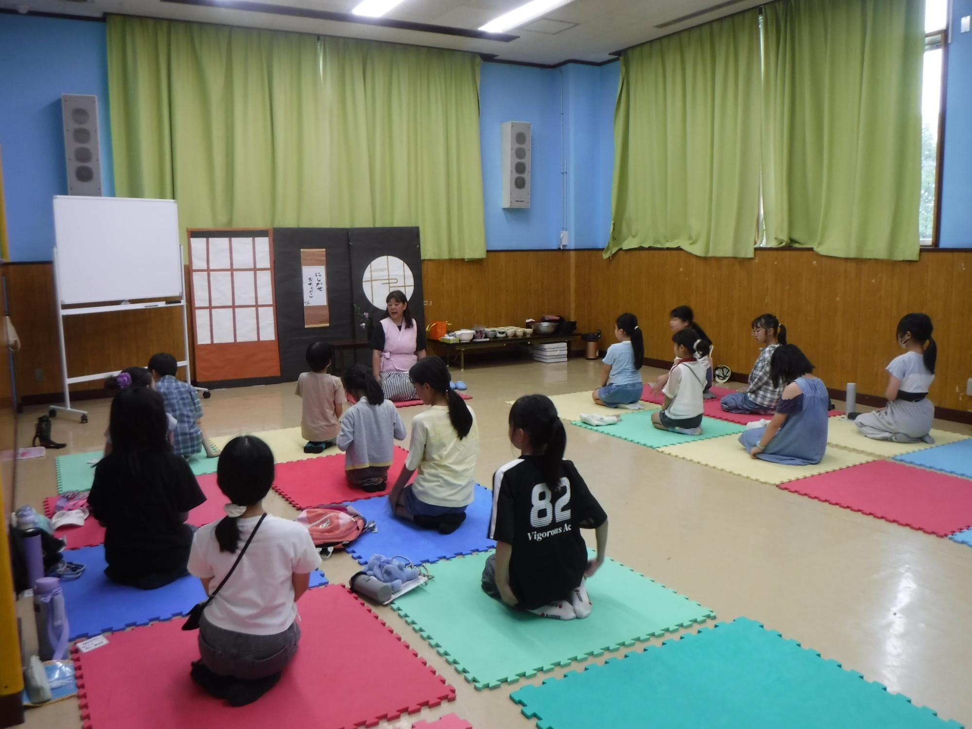 ご挨拶をするために姿勢を正している子どもたちの写真