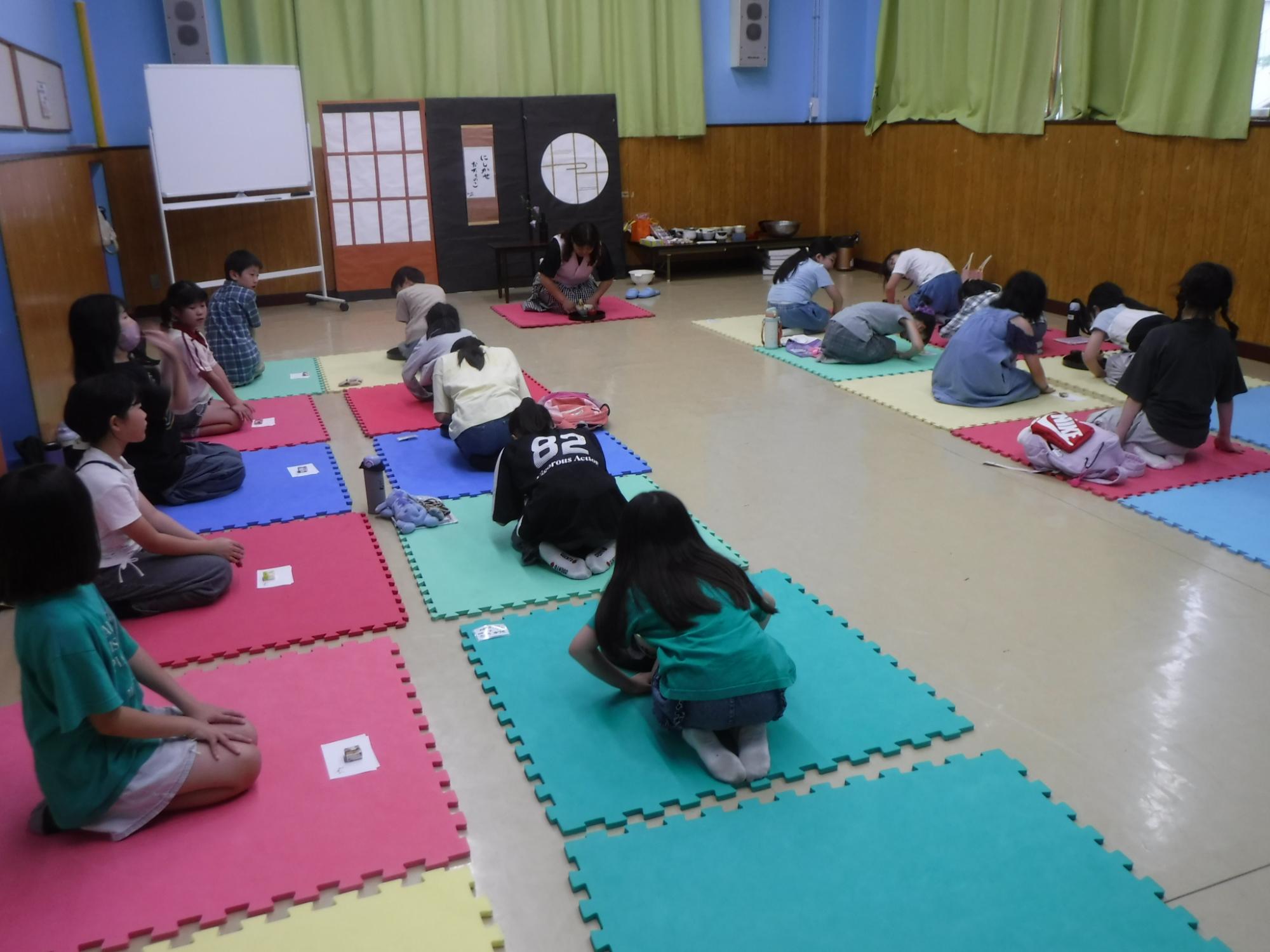 お作法を学んでいる子どもたちの写真