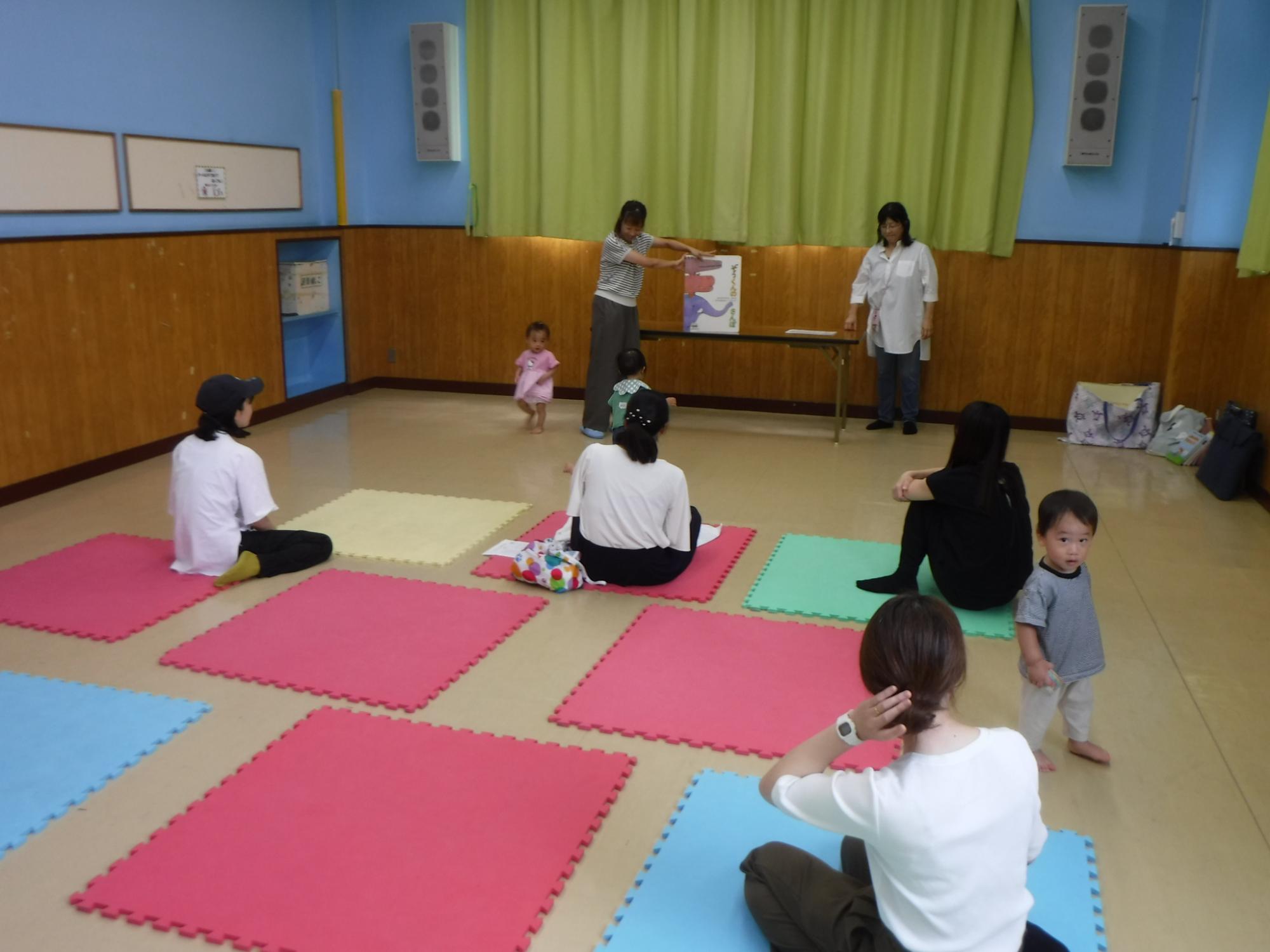 人気の大型絵本の読み聞かせをしている様子