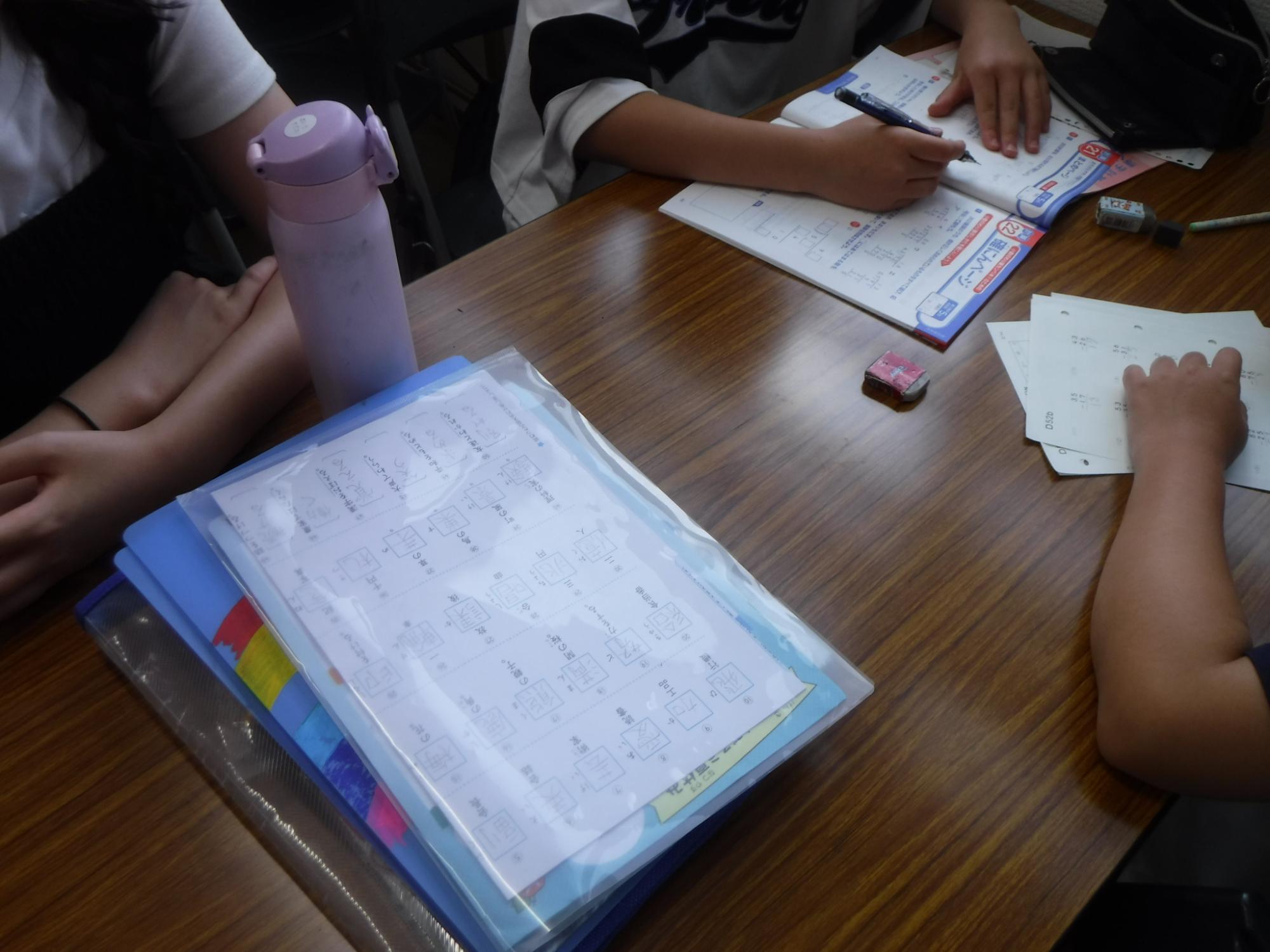 あともう少し！と励まされながら勉強をしている様子