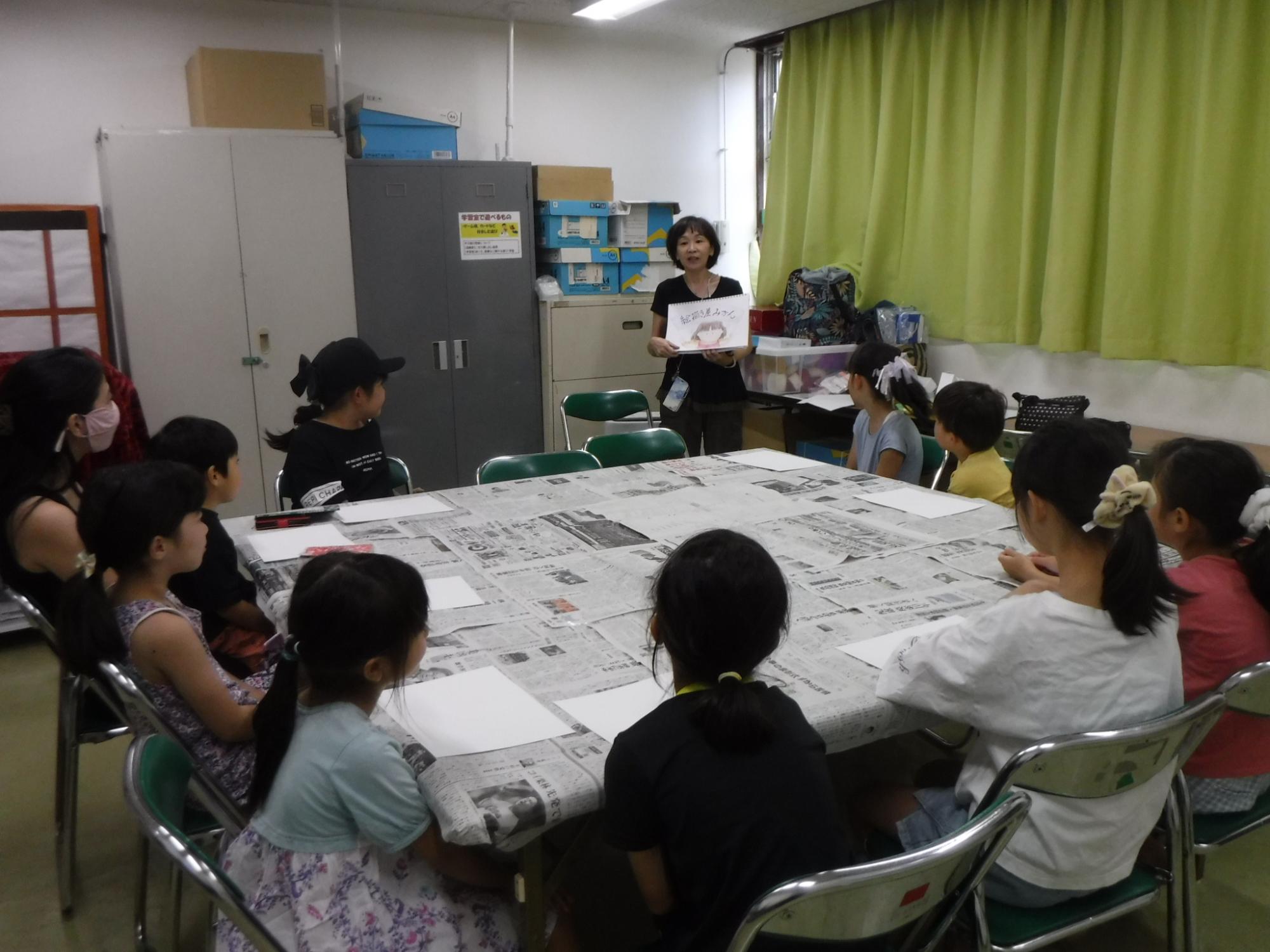 絵描き屋みかんさんの自己紹介の様子
