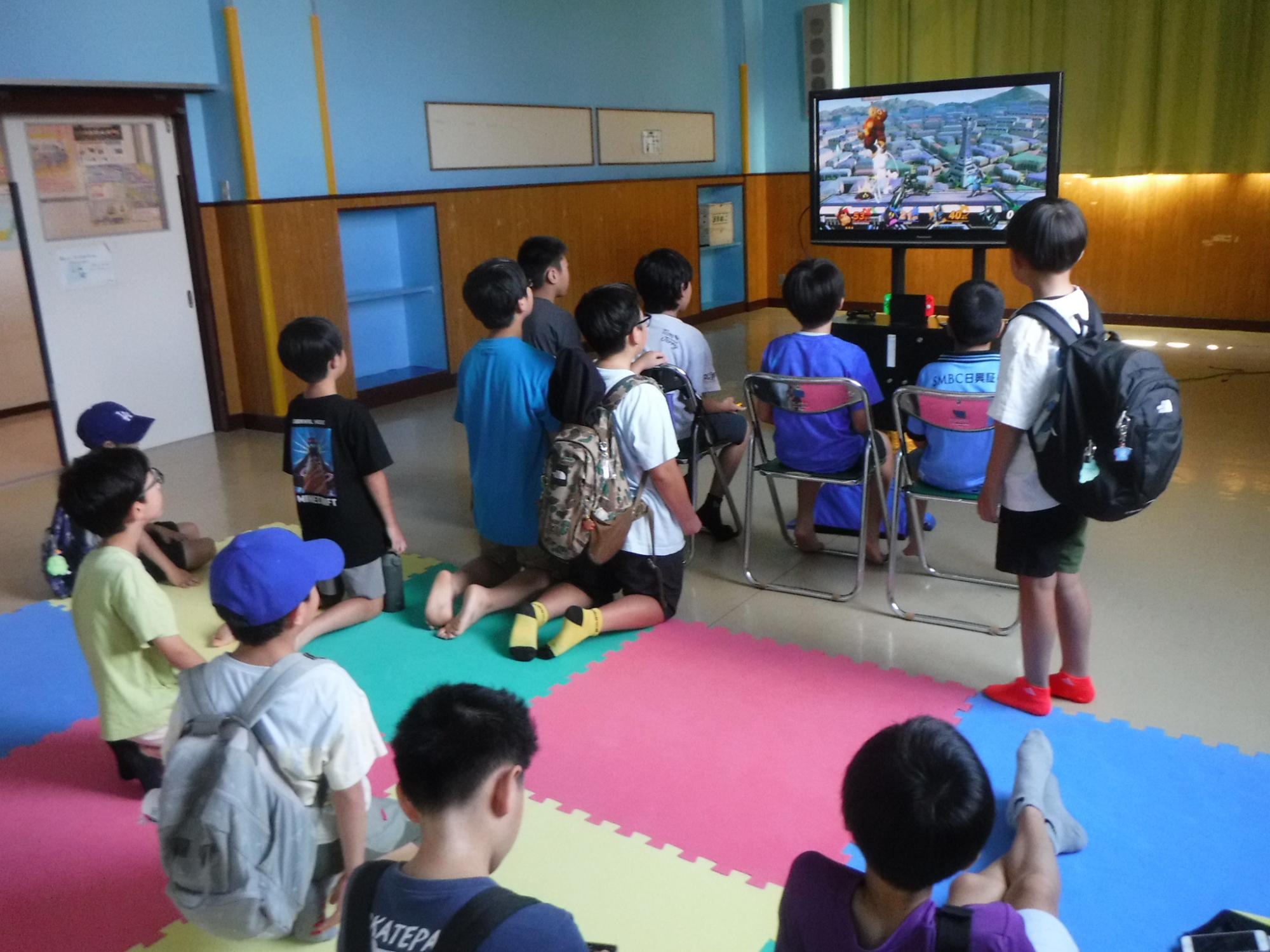 白熱な戦いにくぎ付けになる子ども達の様子