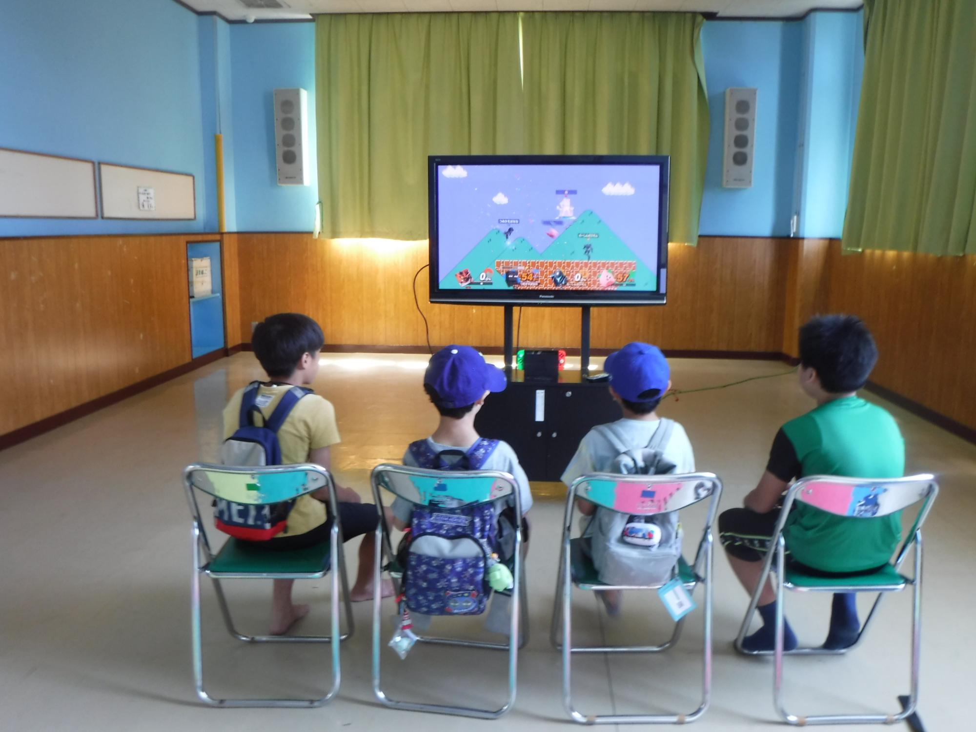学年も学校も違うお友達と遊ぶ様子