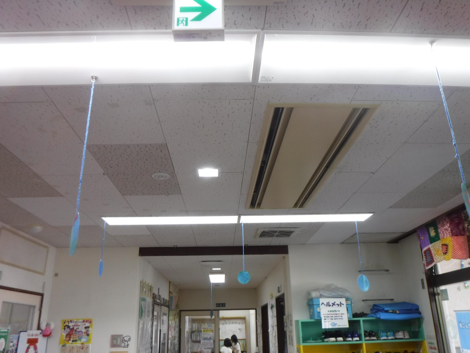 玄関入ってすぐ、飲食コーナーの上に飾り付けしました