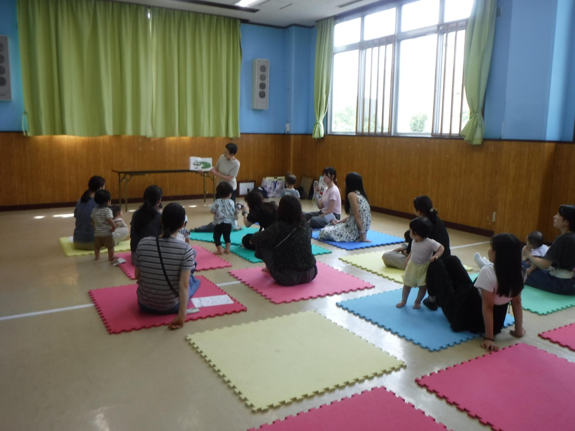 絵本に聞き入る幼児さんと親子の様子
