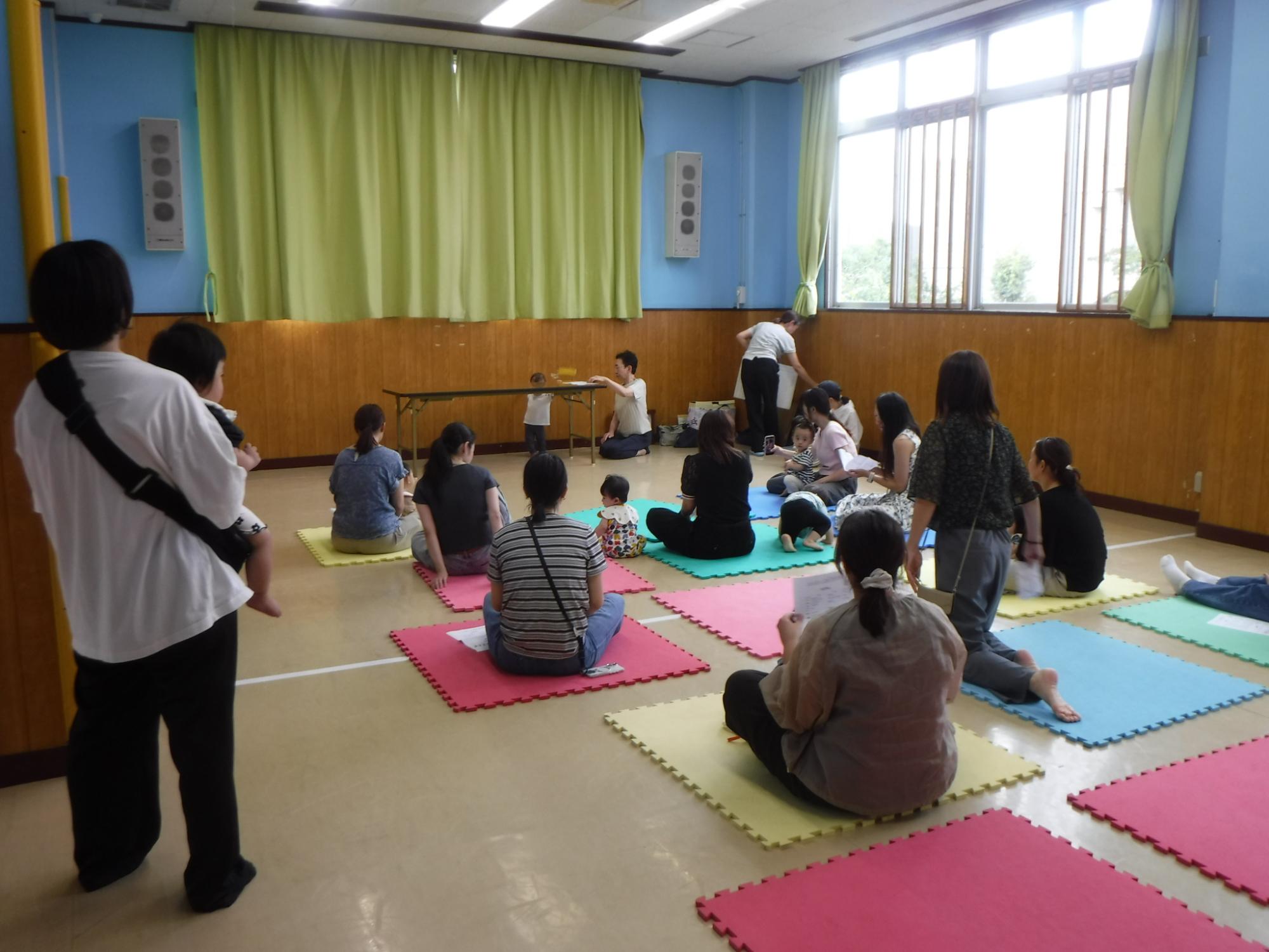 なごやかな雰囲気で行事が進んでいる様子の写真