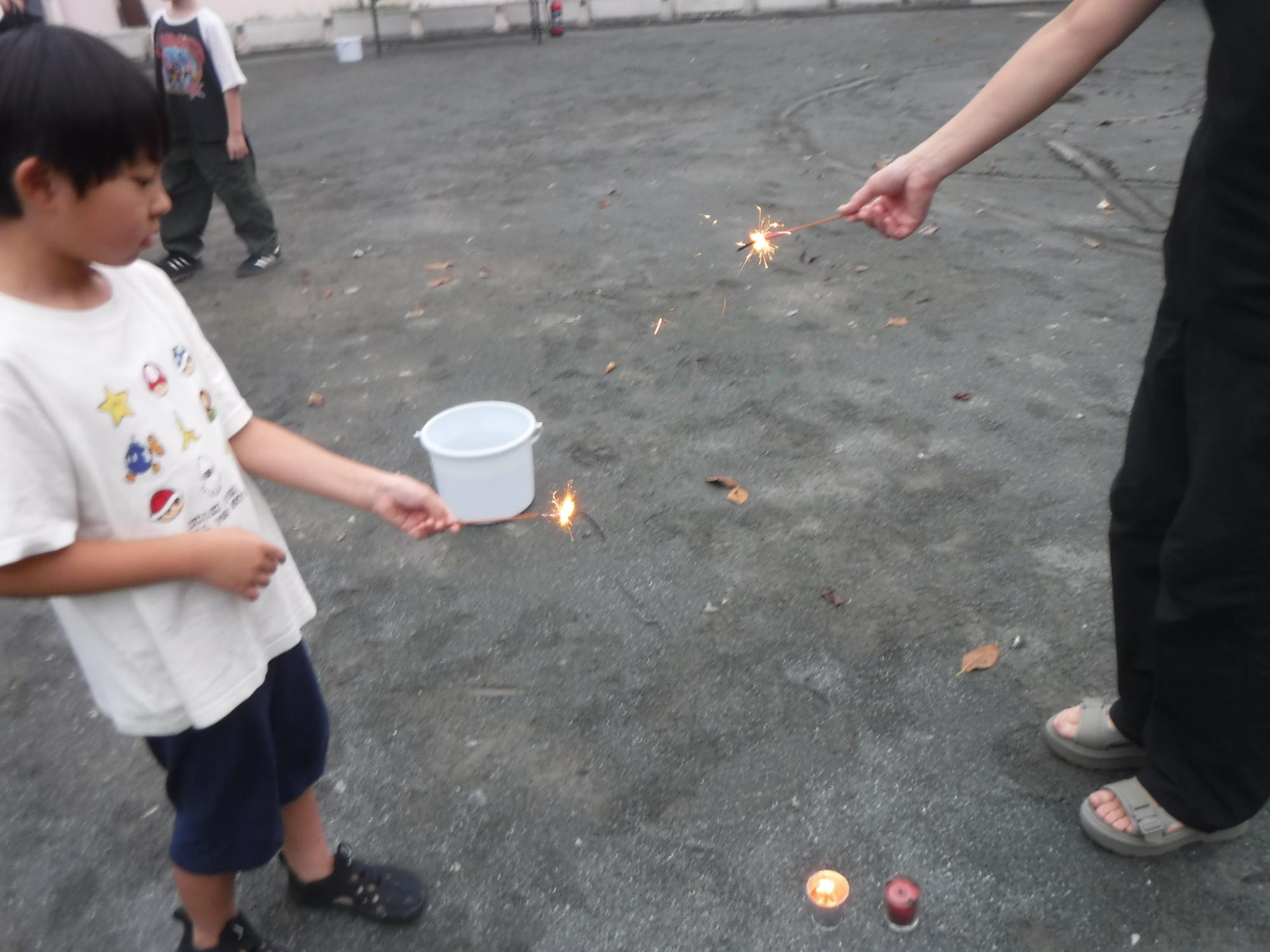 花火をする子どもの写真