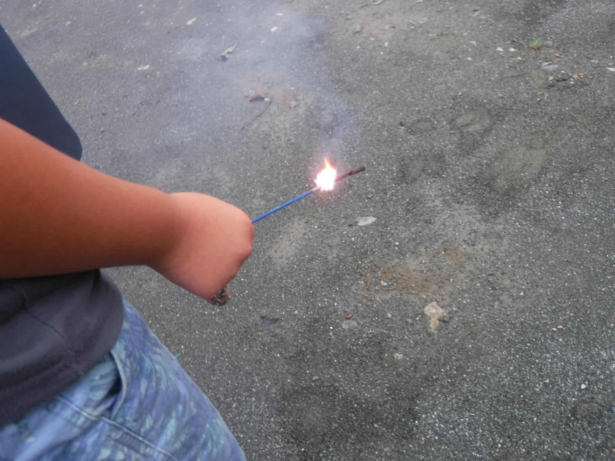 花火をする子どもの写真